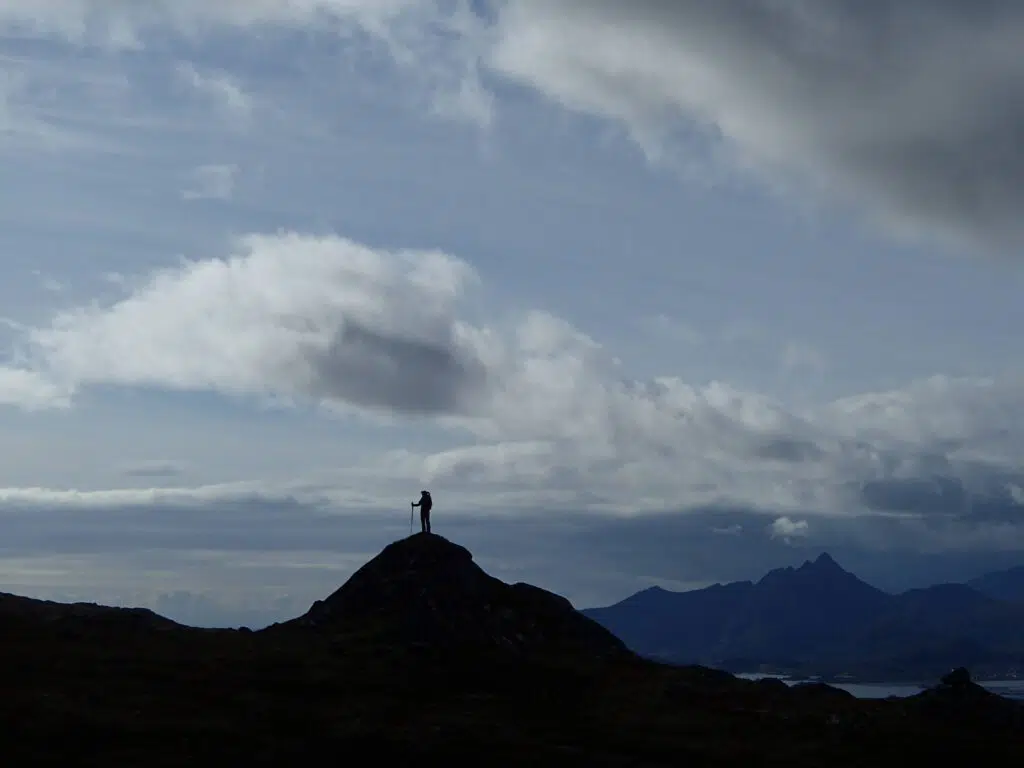 Sommets alpins posés sur une mer des Caraïbes, les îles norvégiennes des Lofoten offrent aux Norvégiens adeptes du friluftsliv une grande variété de paysages et d’expériences en plein air : un terrain idéal pour se reconnecter à la nature.