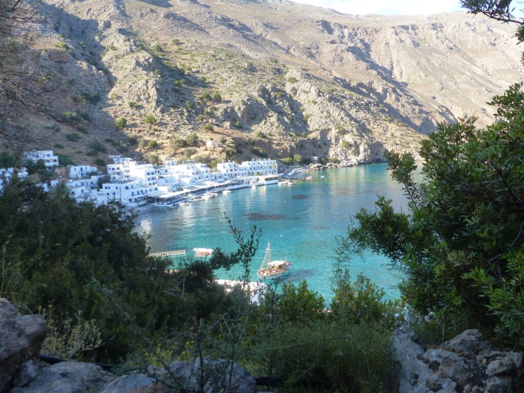 Arrival on June 15 around 6 pm in the peaceful bay of Loutró/la baie tranquille de Loutró le 15 juin vers 18 h (Crete,Greece/ Crète, Grèce).