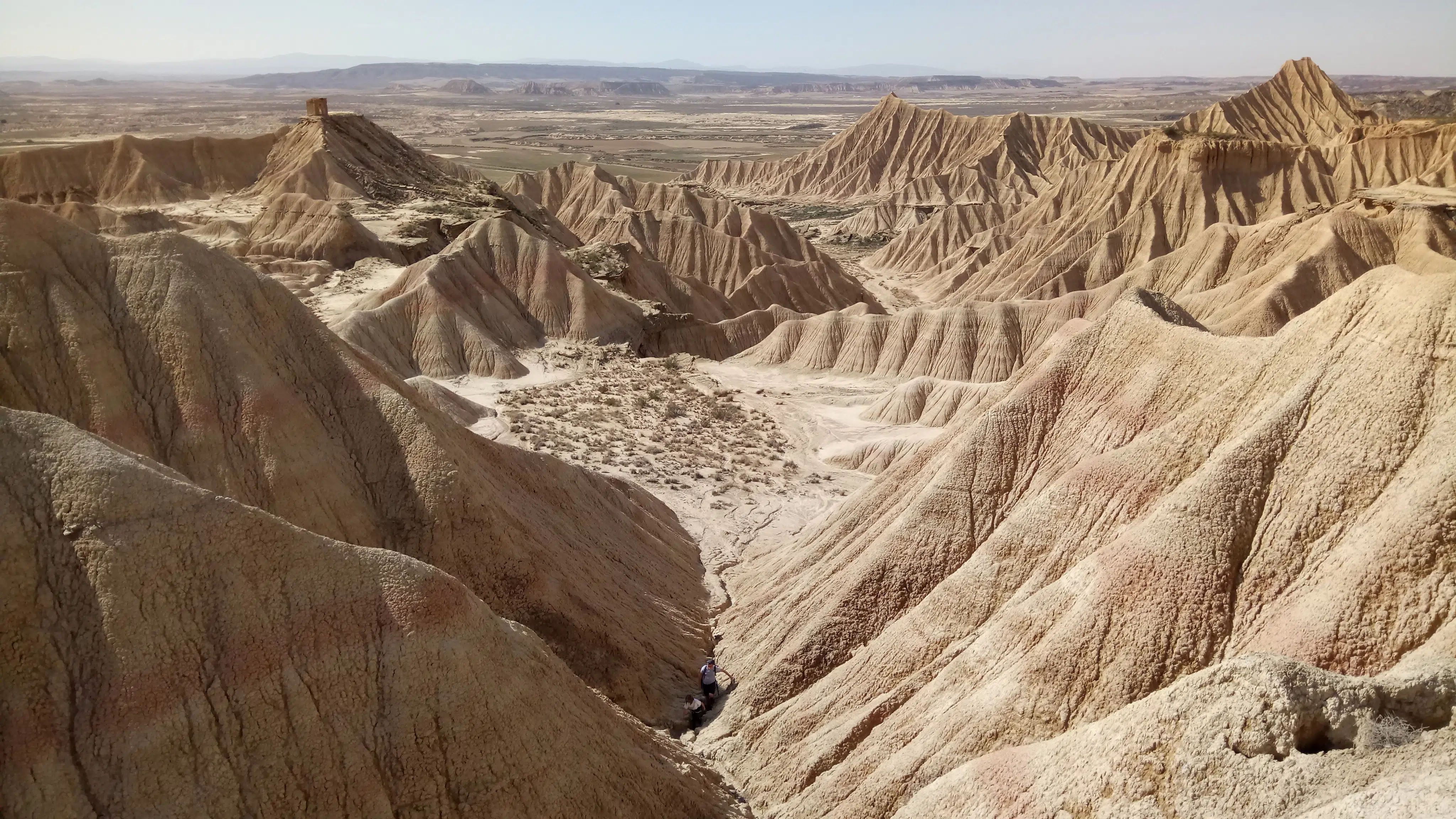 Badlands, désert des Bardenas. Situé au nord de l’Espagne entre Navarre et Aragon, ce vaste désert des Bardenas Reales permet de tracer son chemin dans les badlands, entre points de vue dignes du land art et ambiances de western. Dépaysement assuré : ces panoramas de l’Ouest américain, qui ne sont qu’à 70 km des Pyrénées, gardent bien des secrets.