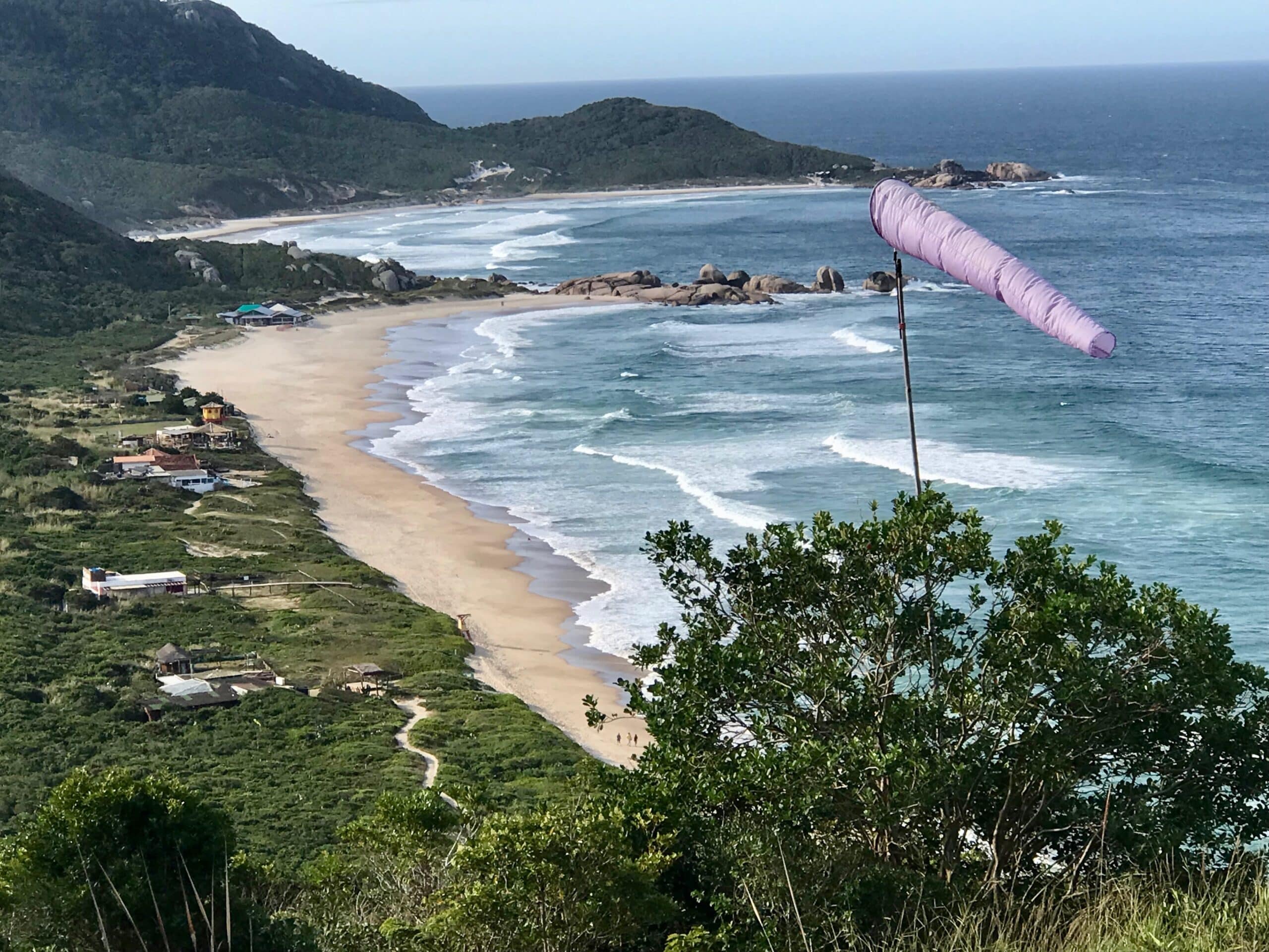 Vue vertigineuse sur la Praia Mole et da Galheta du chemin des pêcheurs menant à la plage Gravatá/Uma vista de tirar o fôlego da Praia Mole e da Galheta no Caminho dos Pescadores que leva à praia da Gravatá (Florianópolis, Santa Catarina, Brasil).