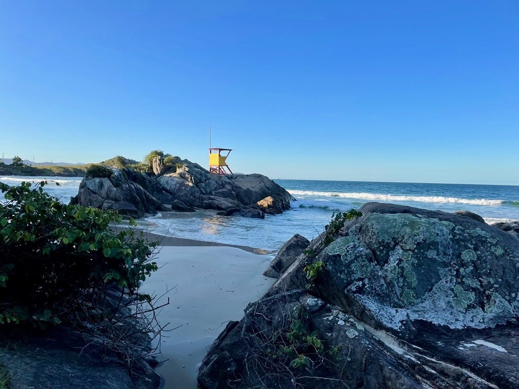 En chemin vers la Prai Lagoinha do Leste/A caminho da Prai Lagoinha do Leste (Florianópolis, Santa Catarina, Brasil).