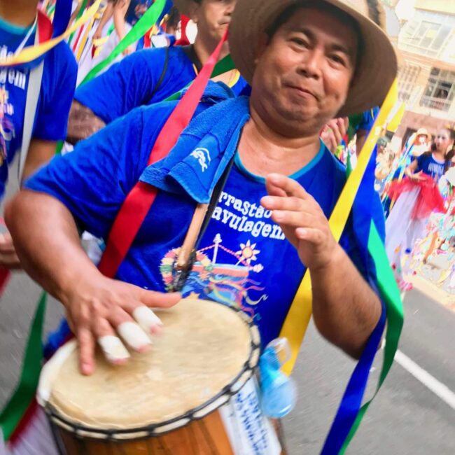 Au rythme du tambour carimbó, qui a donné son nom à la musique locale (o carimbó), fournissant la bande-son du Pavulagem (quatrième Arrastão de l’Arraial do Pavulagem, Belém, capitale de l'État du Pará, Brésil).