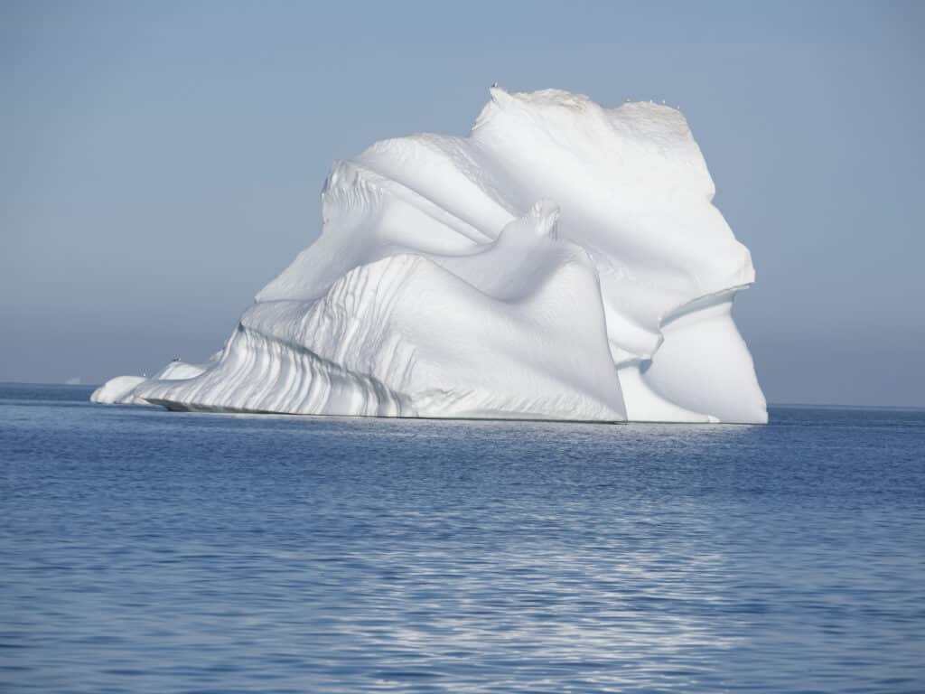 Immenses icebergs bordant les rives de la charmante ville de Qeqertarsuaq (anciennement Godhavn), située sur la côte sud de l'île de Disko, dans l'ouest du Groenland.