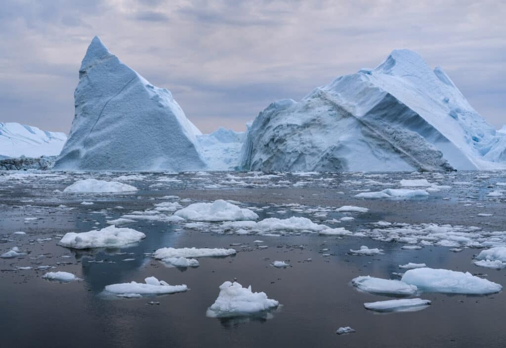 Icebergs au bout du fjord glaciaire d'Ilulissat, dans la baie de Disko, à l'ouest du Groenland, de nuit en juillet.