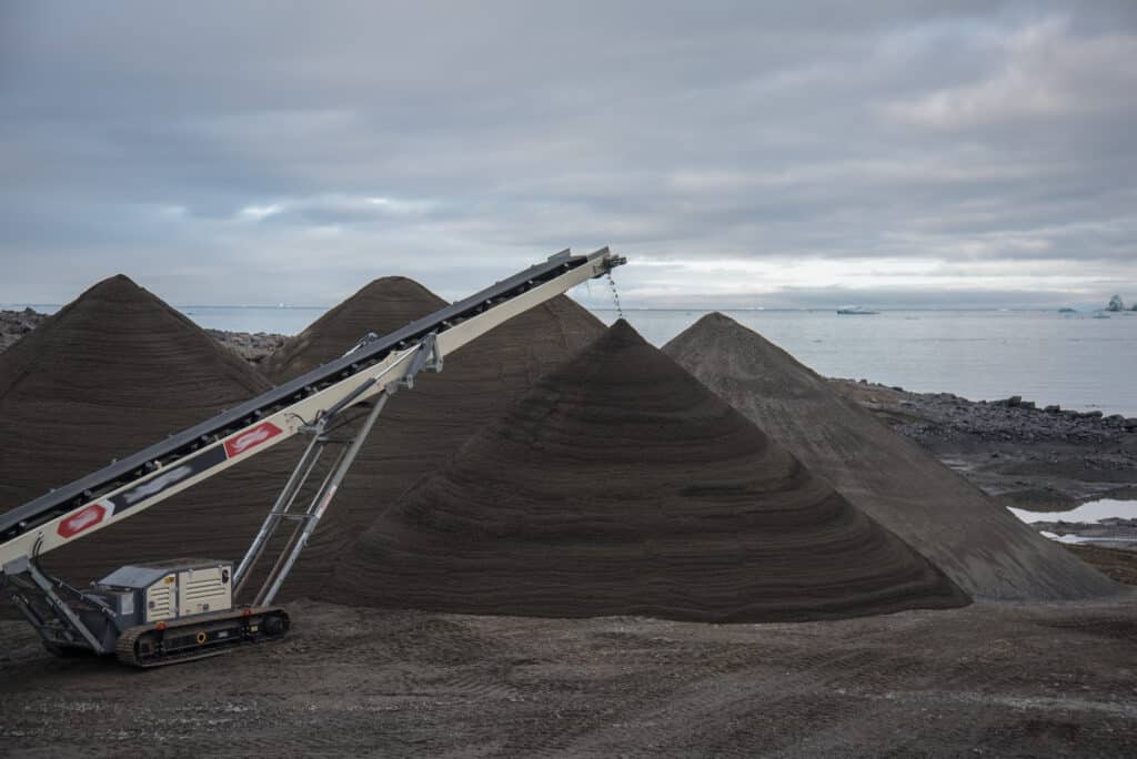 Occupée à 80 % par un inlandsis, l'Île blanche de l'Arctique reste à explorer. Avec la fonte de sa calotte glaciaire, son sous-sol riche en minerais devient plus accessible et suscite des convoitises. Quelles ressources exploiter et à quel prix environnemental ? Les 56 661 habitants de cet immense territoire (près de quatre fois la France) devront trancher.