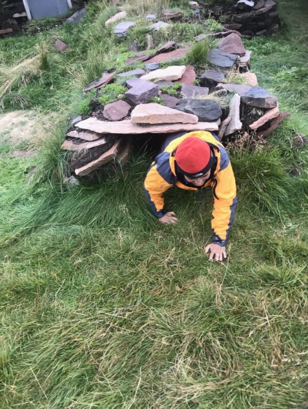 Il n’est pas toujours facile d’entrer ou de sortir par le tunnel étroit d’un igloo traditionnel fait de pierre et de tourbe, comme celui-ci reconstitué à Qassiarsuk, au sud du Groenland.