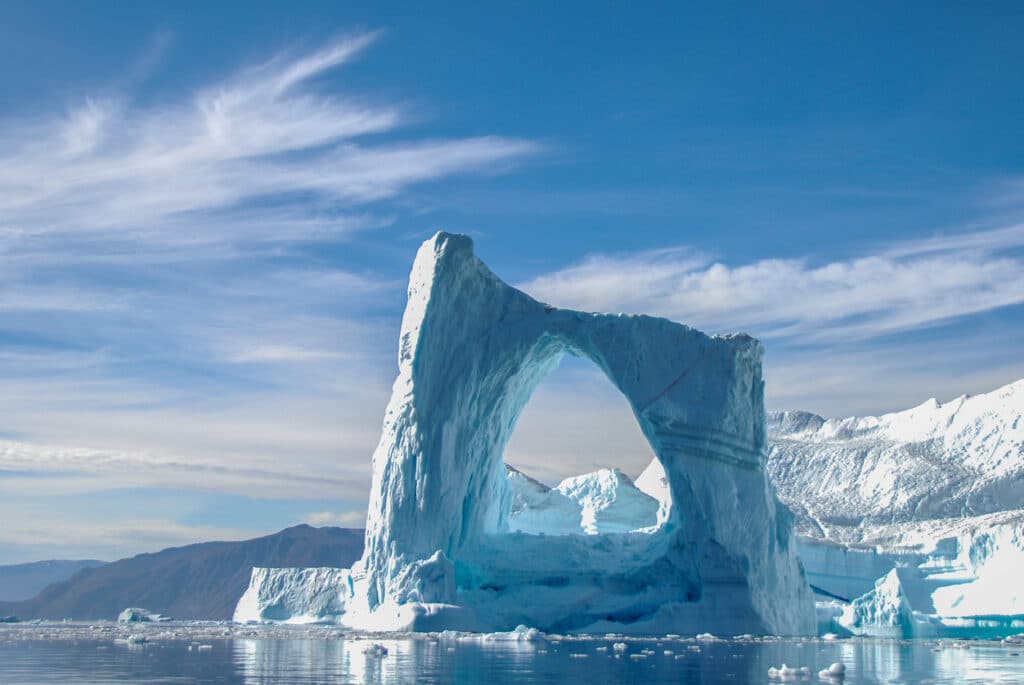 Iceberg : Couverte à 80 % de glace, l’Île blanche a été baptisée « terre verte »* par Erik le Rouge (940 env.-1010 env.) dans l’espoir d’attirer des colons en quête d’espaces plus habitables, notamment ses compatriotes vikings d’Islande. En transformation rapide, le Groenland est percuté de plein fouet par le dérèglement climatique. Les conséquences sont porteuses de menaces aux retombées mondiales (montée des eaux due à la fonte de sa calotte glaciaire), mais aussi localement de perspectives – accès au sous-sol riche en minerais, modification des périodes et zones de pêche… Dix infos fact-checkées à connaître pour mieux comprendre les nouveaux enjeux qui touchent ce territoire gigantesque, dont la dynamique bouleverse toute la planète.