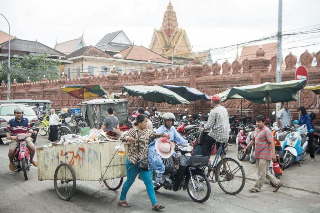 Utilisées pour transporter toute la famille, les denrées alimentaires les plus diverses (y compris des œufs) ou les touristes adeptes du tuk-tuk khmer, les motos (majoritairement des scooters) sont omniprésentes à Phnom Penh, capitale en pleine croissance du Cambodge. De plus en plus urbanisés et motorisés, les 16,5 millions de Cambodgiens en sont friands : près d’un sur trois en possède une.