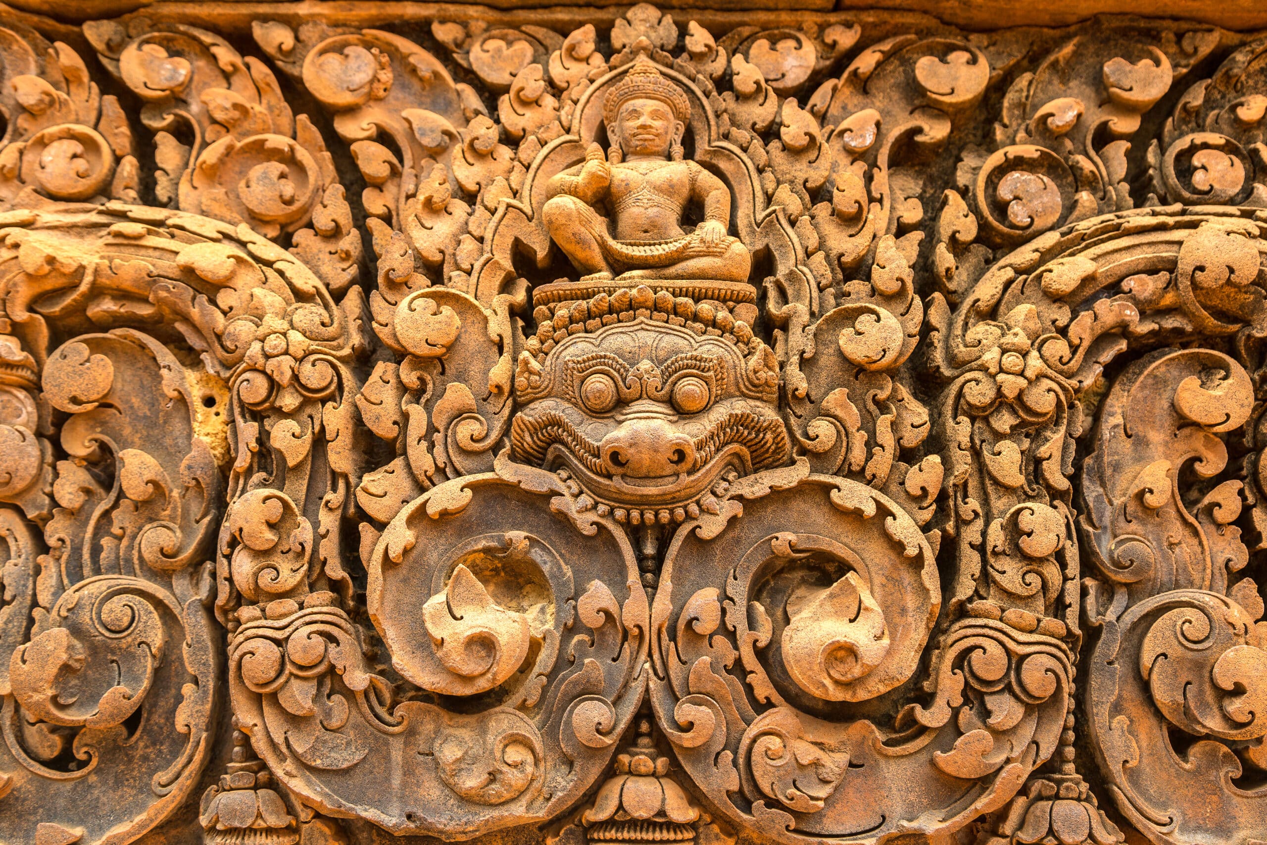 Temple -Banteay-Srei-citadelle-femmes-site-archéologique-entrelacs-minéral-Angkor-Cambodge