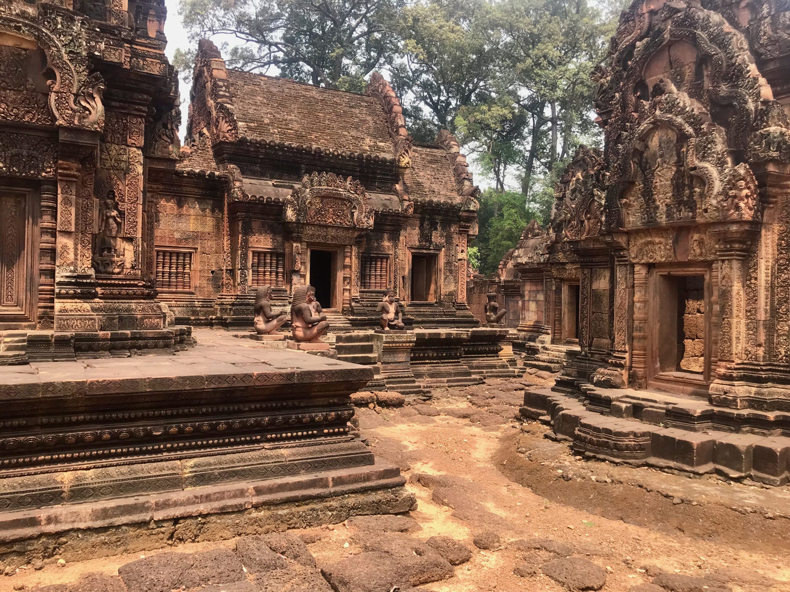Temple -Banteay-Srei-citadelle-femmes-site-archéologique-Hanuman-singe-gardien-detail-Angkor-Cambodge