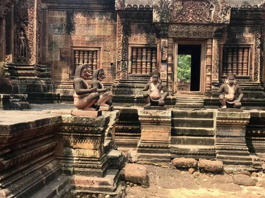 Sculptures d’Hanuman, temple de Banteay Srei (citadelle des femmes), site archéologique d’Angkor au Cambodge.