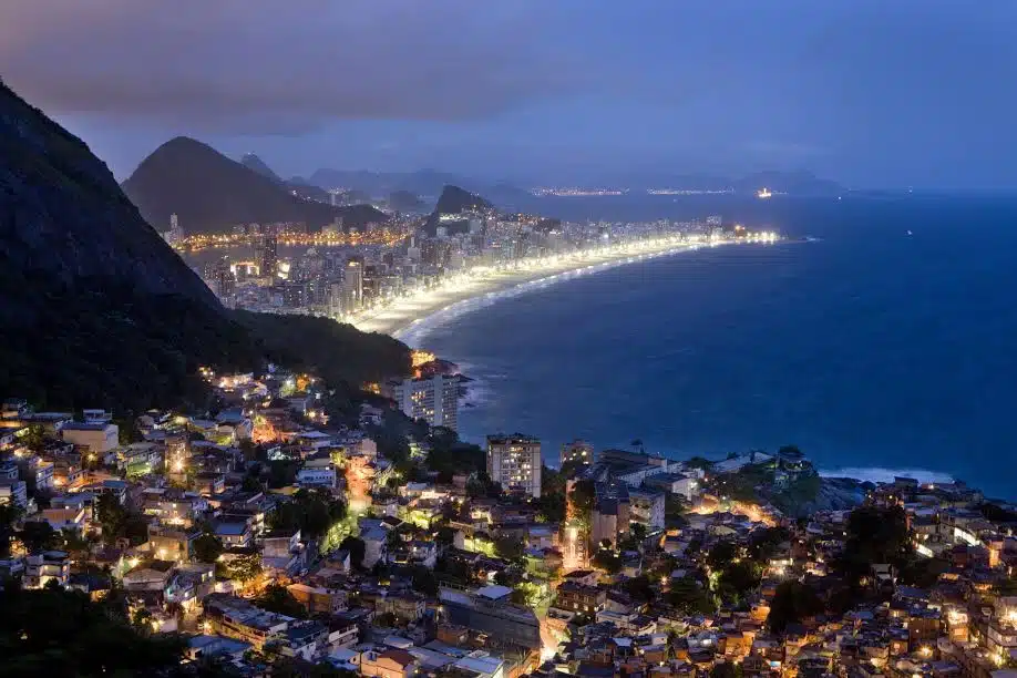 ASCENSION DU MORRO DOS DOIS IRMÃOS : DÉCOUVRIR D'EN HAUT UN RIO DIVISÉ DE TOUTE BEAUTÉ : Brésil-Brasil-Brazil-favela-Vidigal-lagune-Ipanema-Leblon-Copacabana-Leme-morro-sommet-Dois Irmãos-Rio-zona-sul.