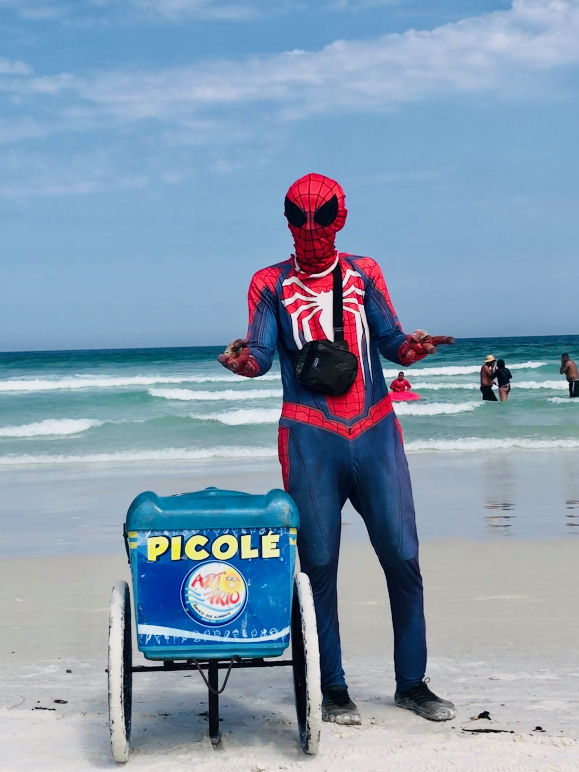 Brésil-Brasil-Brazil-Praia-das-dunas-Cabo-Frio-État-de-Rio-Janeiro-vendedor-Spider-Man vendeur de glaces pour les enfants