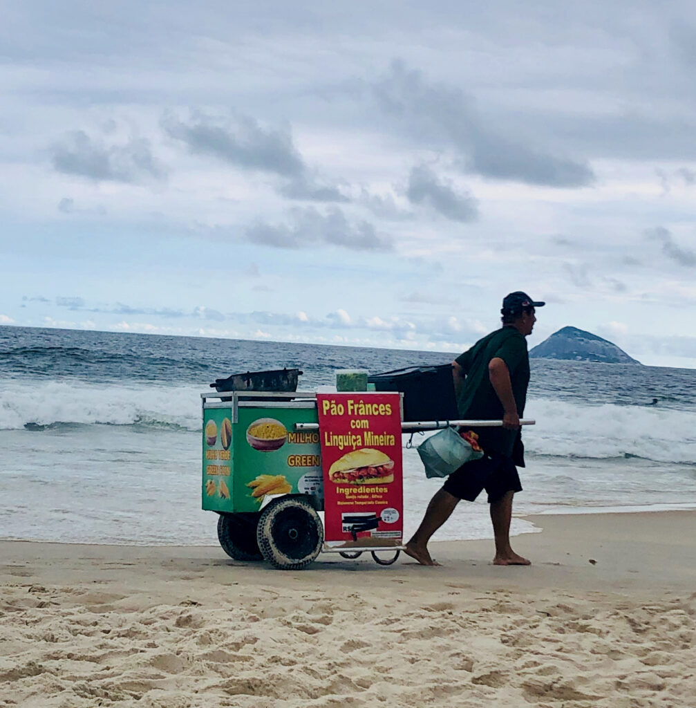Le Brésil du sud au nord hors des chemins battus en dix photos insolites : un vendeur ambulant sur la plage