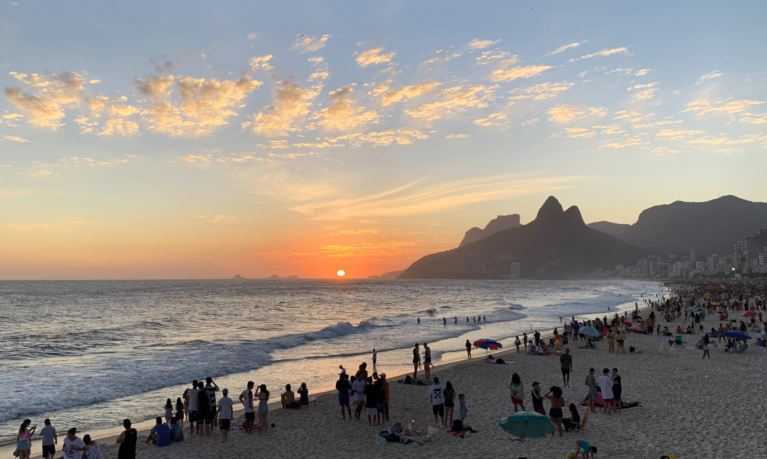 Coucher de soleil sur la plage d’Ipanema (zone sud de Rio de Janeiro), avec en toile de fond le morro des Dois Irmãos, la « colline des deux frères ».