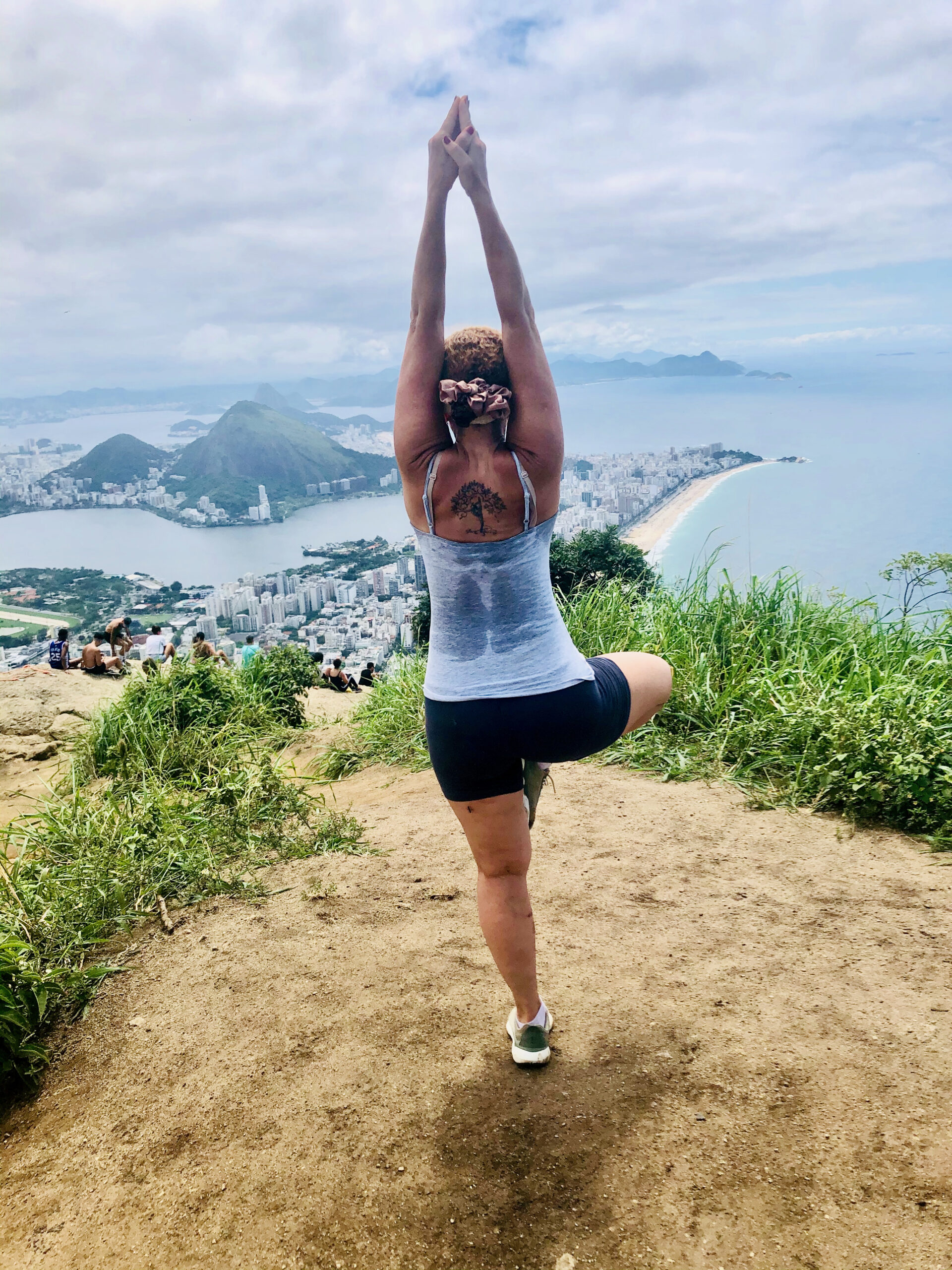 Jeudi 2 novembre, une séance de yoga, au sommet des Dois Irmãos, la « colline des deux frères », qui domine Rio