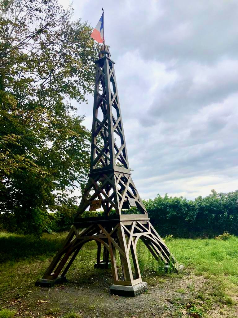 Paris : une réplique miniature de la tour Eiffel construite au pied de la  Dame de fer - Le Parisien