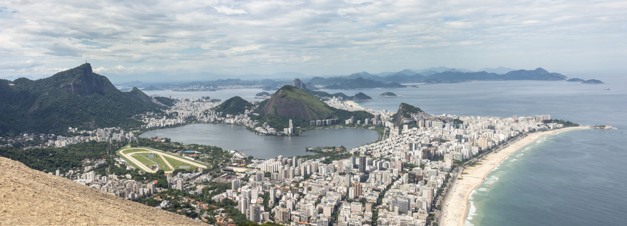 Jeudi 2 novembre, au sommet des Dois Irmãos, la « colline des deux frères », qui domine Rio