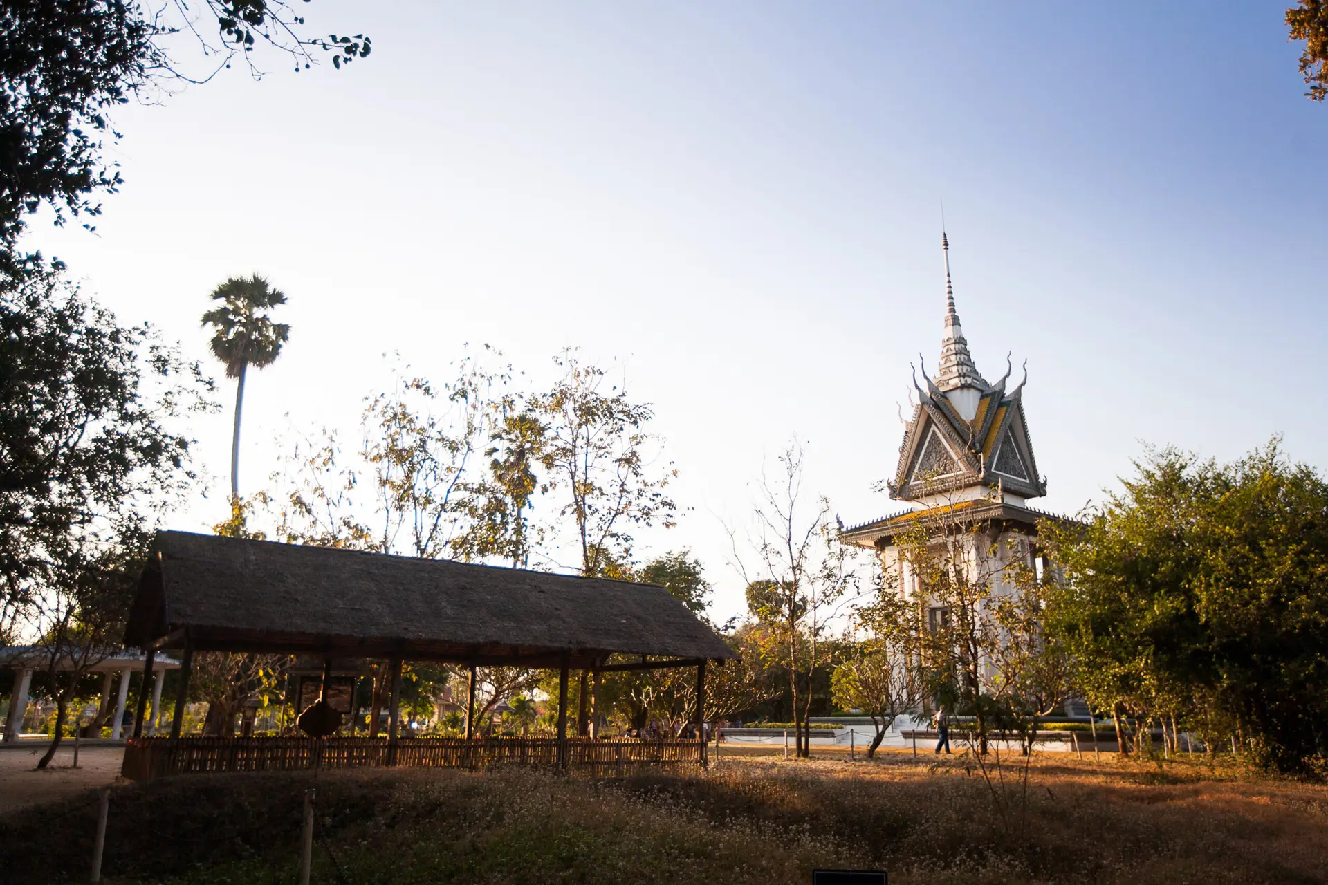 Une fois leurs aveux arrachés sous la torture des gardiens khmers rouges, les prisonniers de S-21 sont conduits de nuit au Killing Field (champ de massacre, de la mort) de Chœung Ek, un lieu isolé près de Phnom Penh, où ils étaient mis à mort. Transformé en mémorial, Chœung Ek permet aux Cambodgiens, notamment aux jeunes générations, de se recueillir et de rendre hommage aux victimes des Khmers rouges.