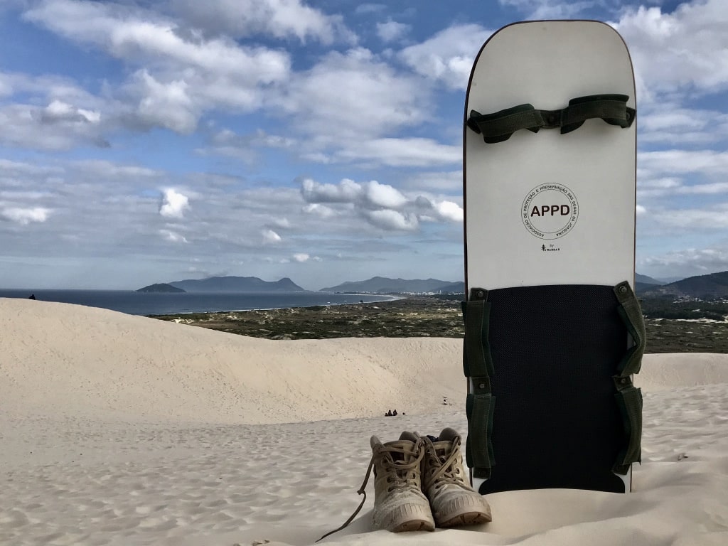 Explorer les dunes de Joaquina à Florianópolis au sud du Brésil et rencontrer des sandboarders, les surfeurs des sables