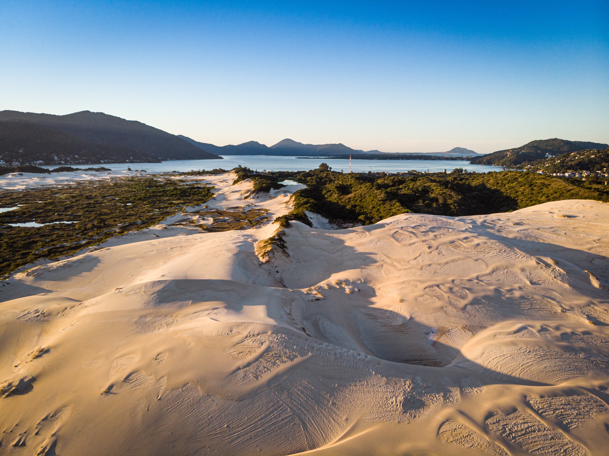 Explorer les dunes de Joaquina à Florianópolis au sud du Brésil et rencontrer des sandboarders, les surfeurs des sables