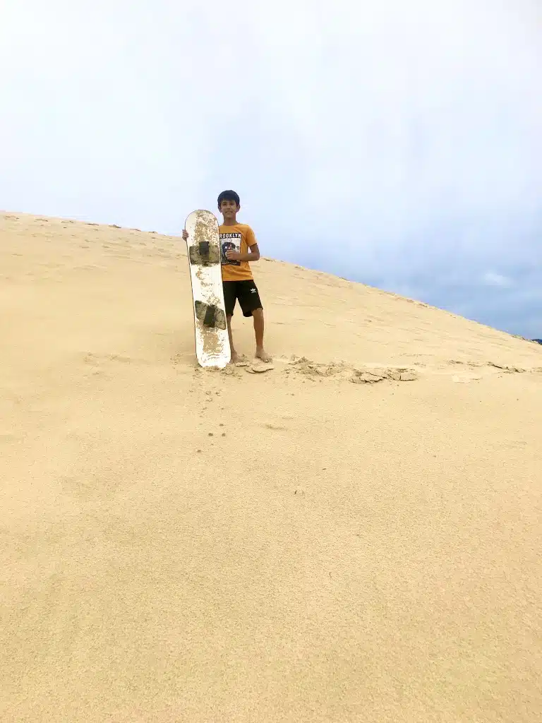 Explorer les dunes de Joaquina à Florianópolis au sud du Brésil et rencontrer des sandboarders, les surfeurs des sables
