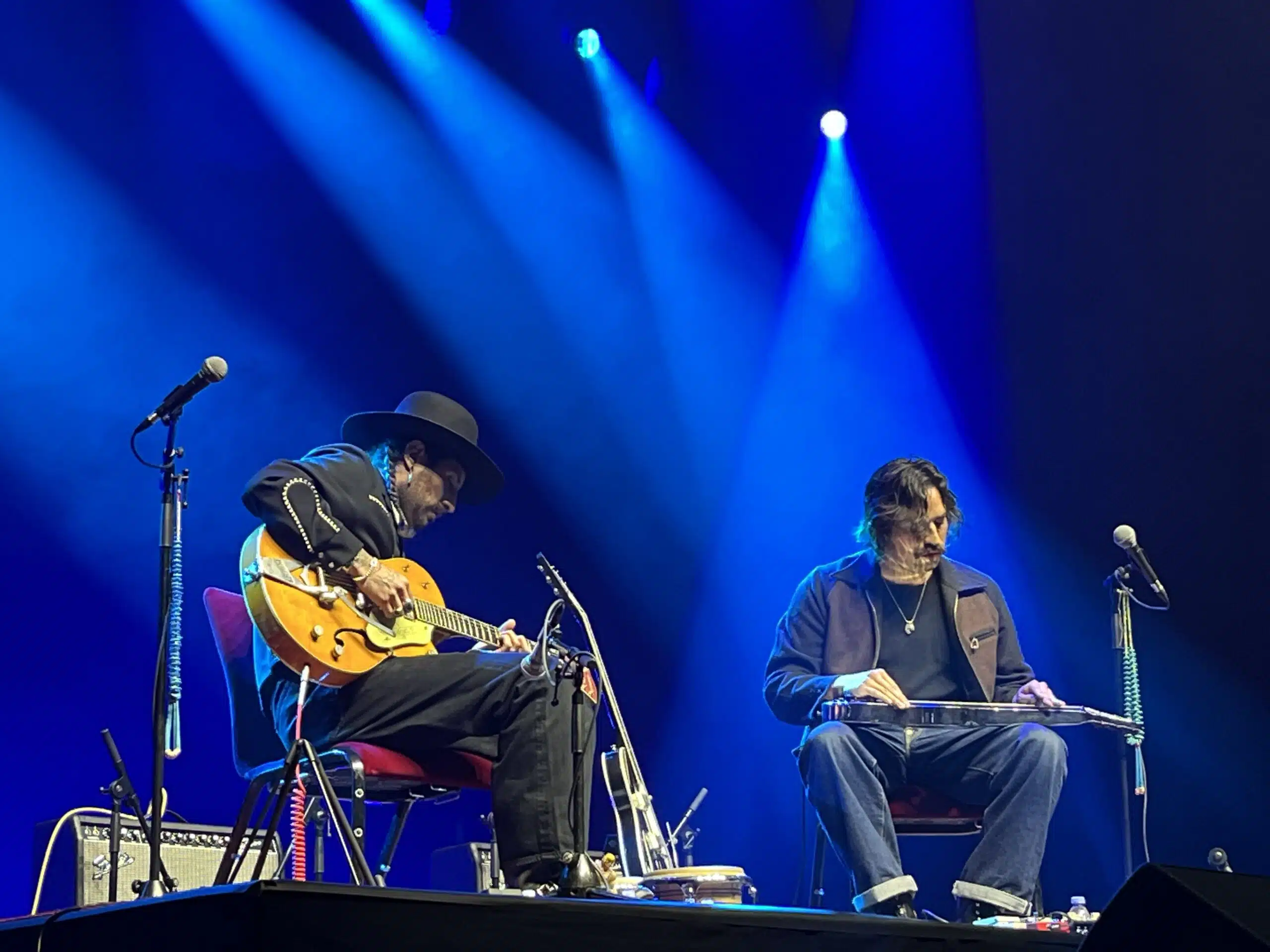 Présentant en avant-première des titres de leur prochain album-voyage Sonido Cósmico, le concert des Hermanos Gutiérrez a embarqué les spectateurs de Pleyel dans une véritable odyssée musicale : du désert au cosmos !