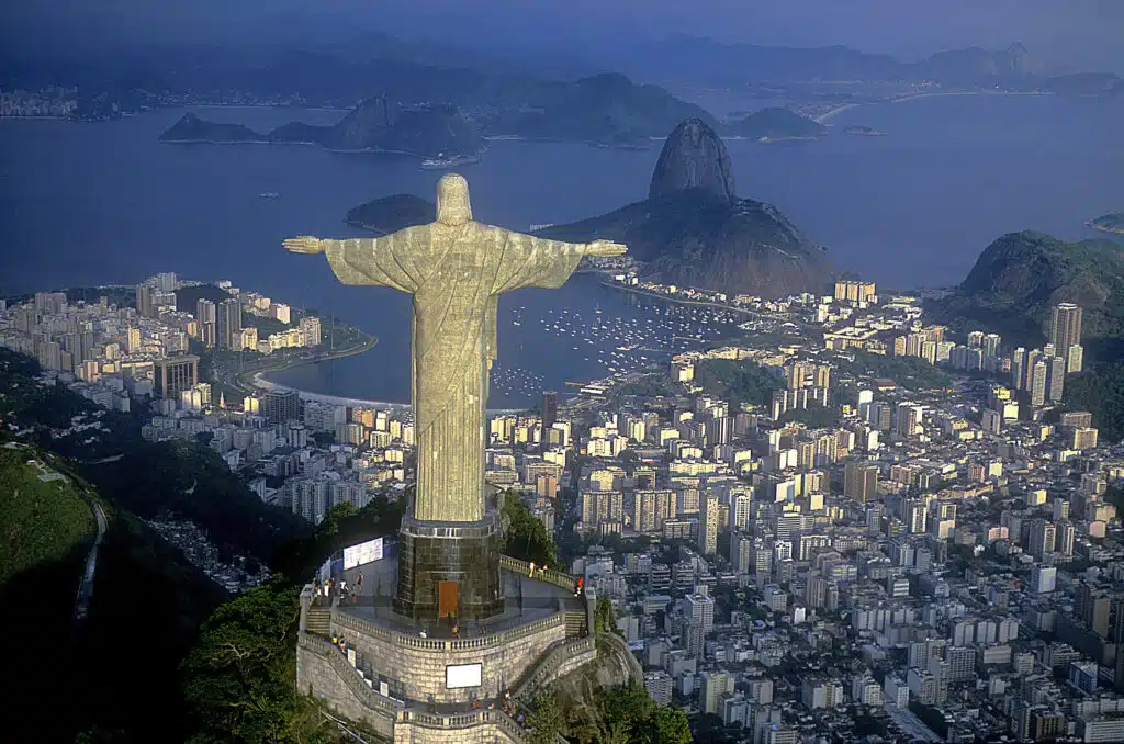 Depuis 1931, le Cristo Redentor embrasse la « Ville merveilleuse » pour le bonheur des touristes et des Cariocas. Une statue monumentale dont l’histoire, mêlant art, ingénierie et religion, passe par Rio, les mines du Brésil et… Boulogne-Billancourt.