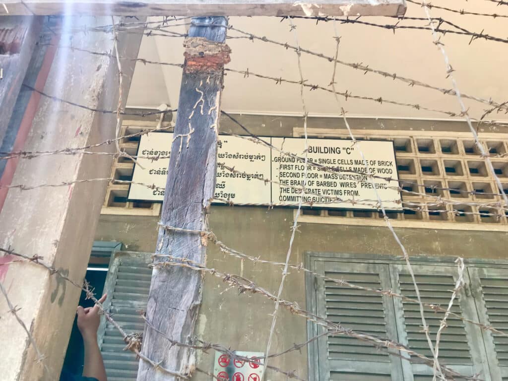 S-21, la machine de mort Khmer rouge transformée en musée du Génocide de Tuol Sleng. Les détenus de cette funeste prison Khmer rouge située à Phnom Penh (Cambodge) étaient exécutés au Killing Field de Chœung Ek.