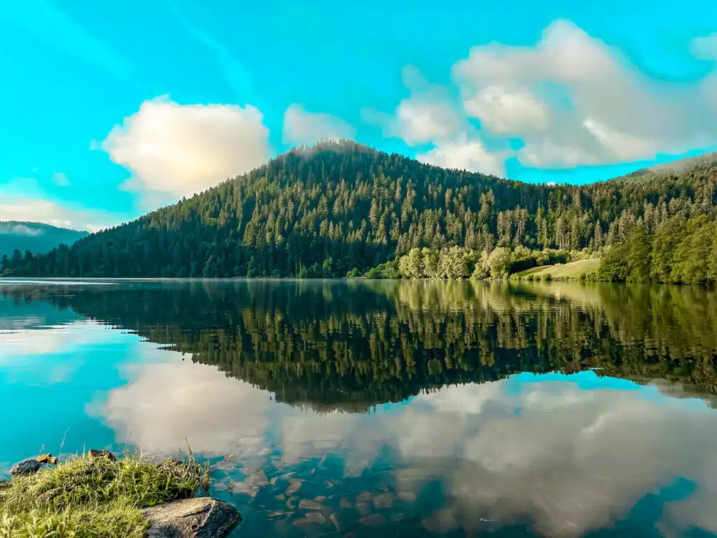 Lac-de-Gerardmer-Hautes-Vosges-randonnée: le lac de Gérardmer au petit matin qui sert de miroir aux montagnes et forêts qui l'entourent