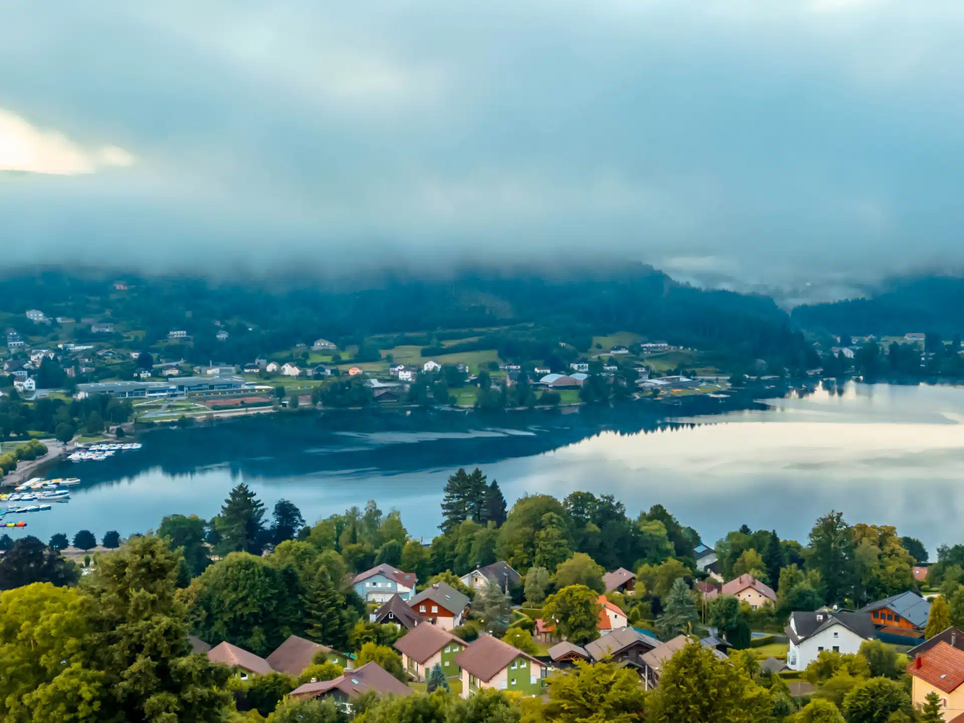 Lac-de-Gerardmer-Hautes-Vosges-randonnée: le rivage du lac de Gérardmer au petit matin dans la brume