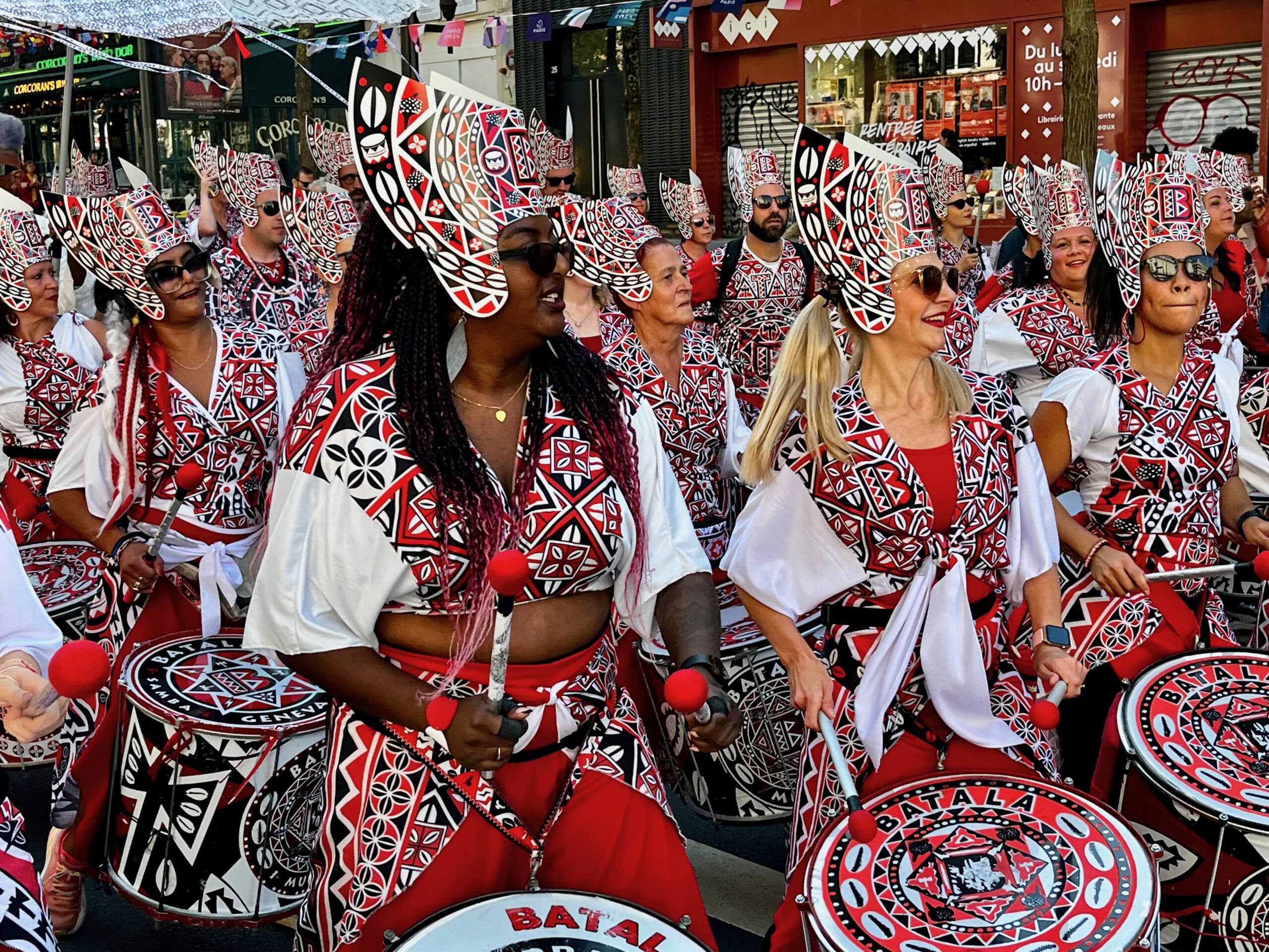 Venus en nombre de Paris et de Vienne en Autriche, les percussionnistes de la batucada Batala, présente dans une quinzaine de pays à travers le monde, défilent dimanche 15 septembre dans les rues de Paris à l’occasion du Festival du lavage de la Madeleine.