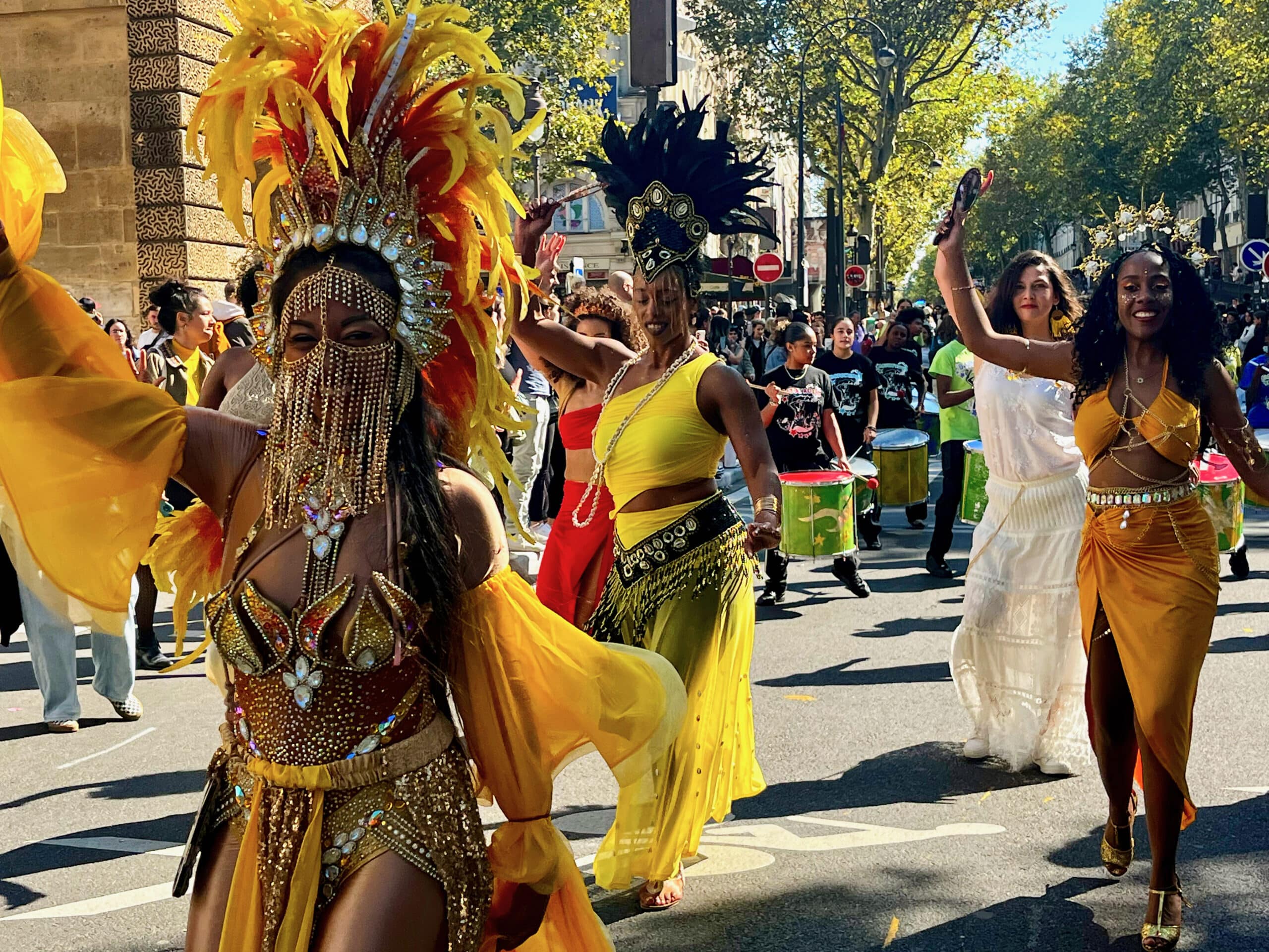 Paris à l'heure du Brésil a vibré dimanche 15 septembre au rythme du Festival du lavage de la Madeleine, le plus grand événement de cultures brésiliennes d’Europe. Animé par les batucadas, ce défilé inspiré par le Lavagem do Bonfim de Salvador de Bahia a traversé les Grands Boulevards jusqu’à la Madeleine. Carlinhos Brown a rejoint les Baianas sur les marches de l’église pour participer à ce rituel accompagné de prières et d’invocations aux orishas, les divinités du candomblé mises à l’honneur dans cette célébration festive mêlant spiritualité, musique et danse.