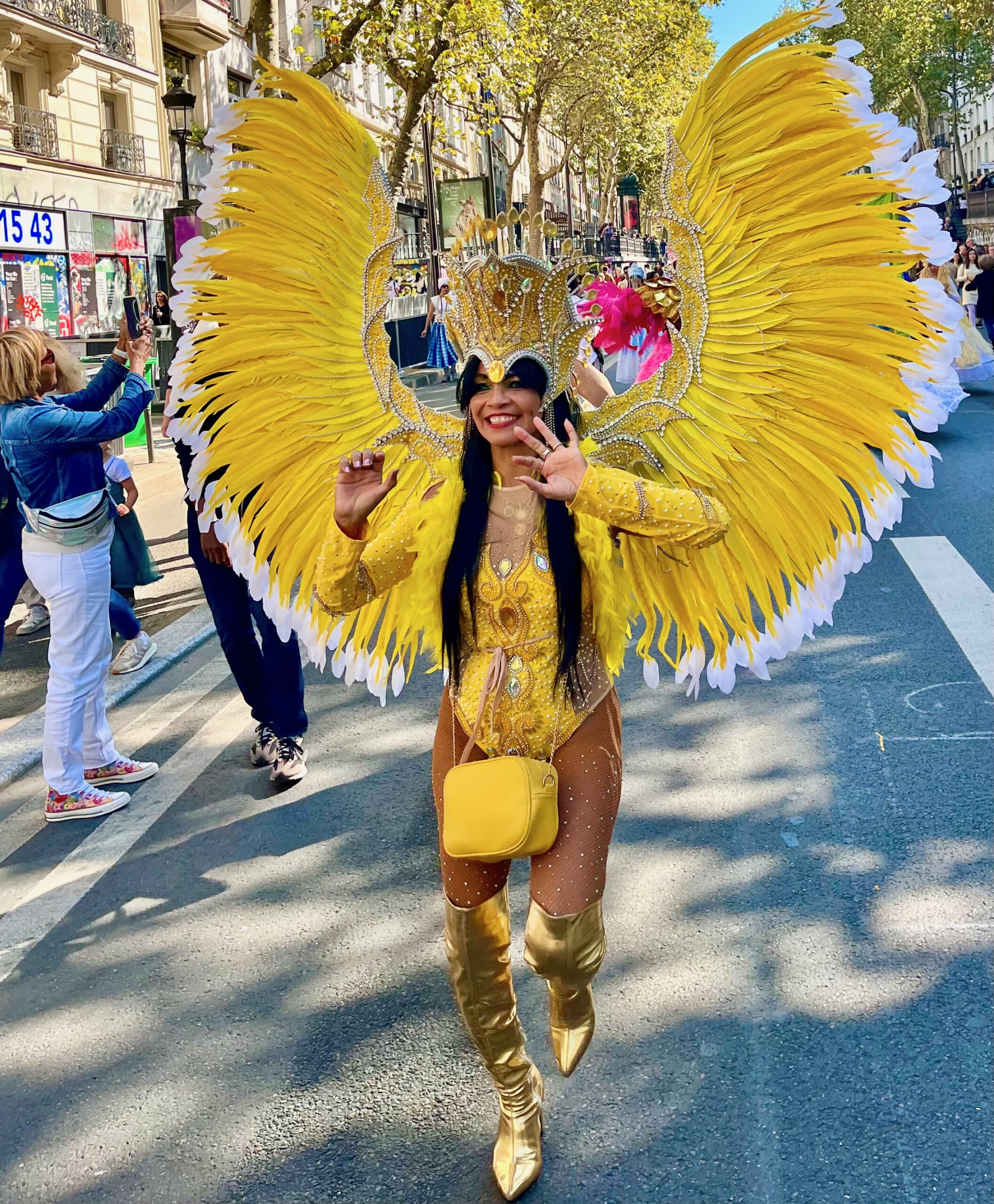 Arborant une tenue typique des écoles de samba du carnaval de Rio, cette danseuse de samba défile dimanche 15 septembre dans les rues de Paris à l’occasion du Festival du lavage de la Madeleine.