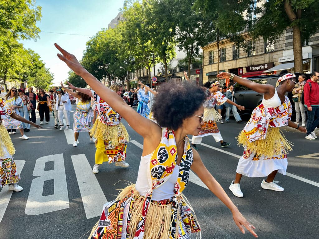 Parée des couleurs du Brésil, Paris a vibré dimanche 15 septembre au rythme du Festival du lavage de la Madeleine. Devant une foule compacte, les participants se sont regroupés en début d’après-midi sur les marches de l’église. Invité d’honneur du Festival, Carlinhos Brown, qui a électrisé la parade sur son char musical, les a rejoints pour assister les Baianas qui ont lavé les marches de la Madeleine en l’honneur des divinités du candomblé.