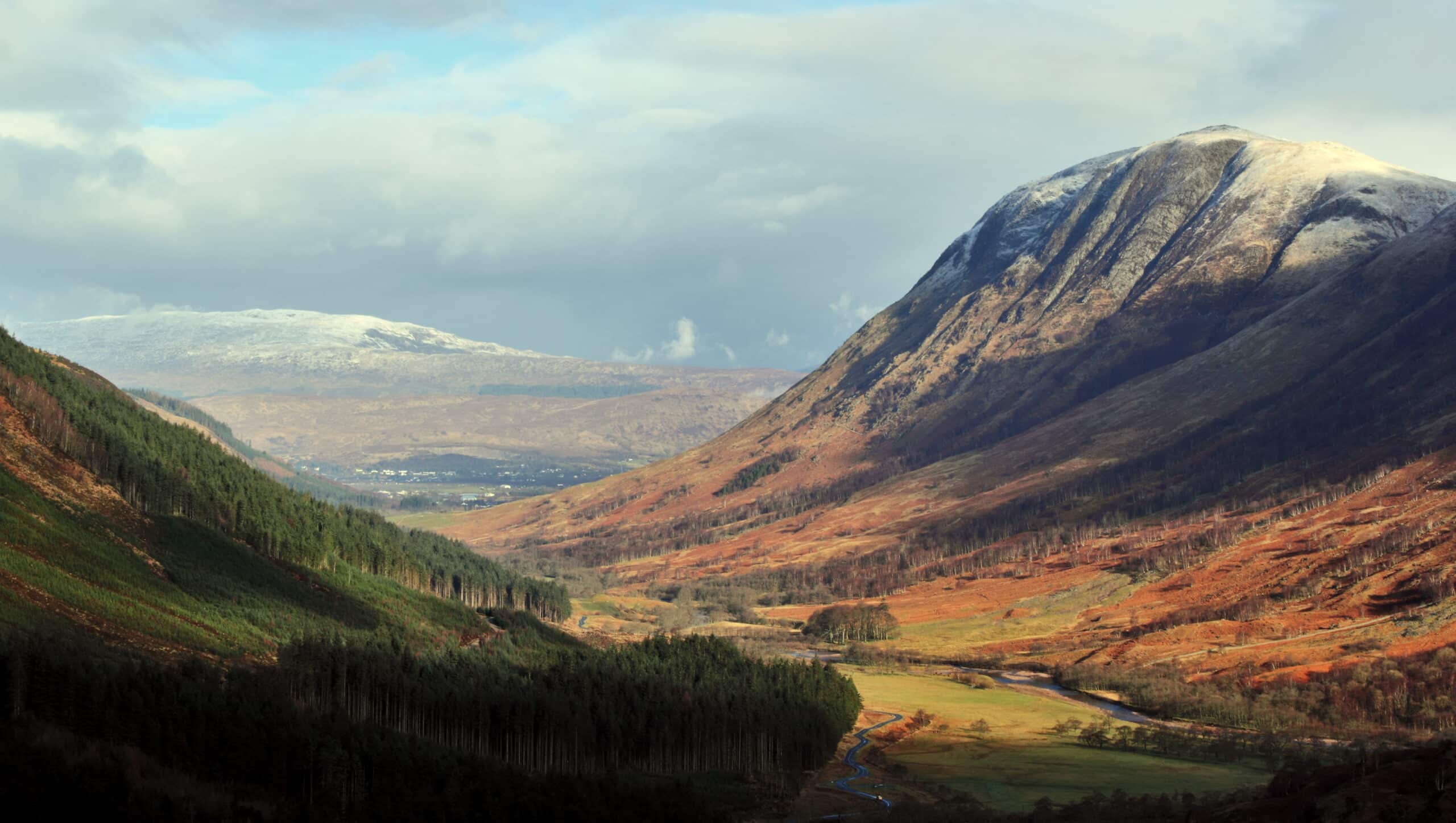 Vue panoramique sur la vallée de Glen Nevis, qui longe les trois cimes du Ben Nevis, point culminant du Royaume-Uni, surnommé “The Ben” par les Écossais./The Glen Nevis valley near Scotland's highest mountains Ben Nevis.