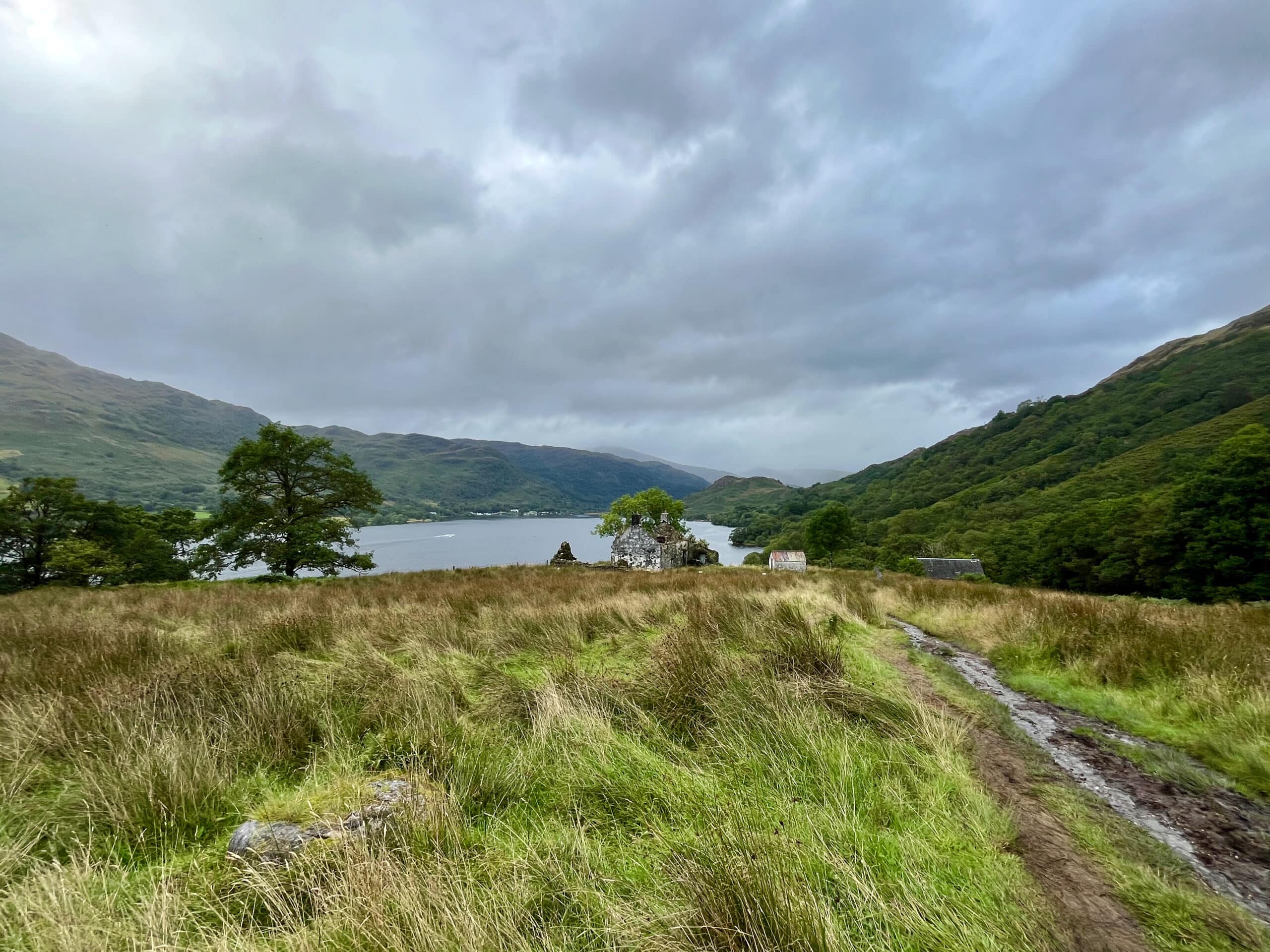 West Highland Way, le plus beau trek d'Écosse : le Loch Lomond bordé d'une maison abandonnée