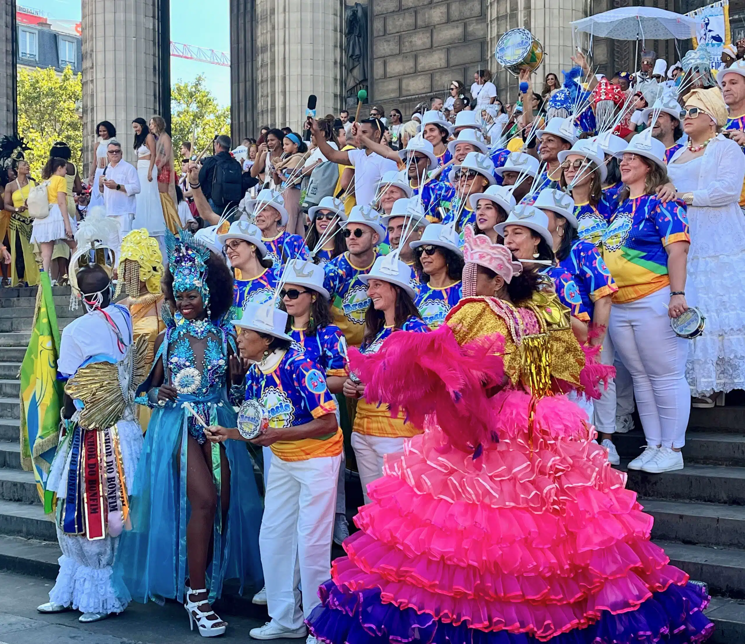 Avant la cérémonie, tous les participants du défilé regroupés sur les marches de l’église de la Madeleine posent pour une photo de famille.