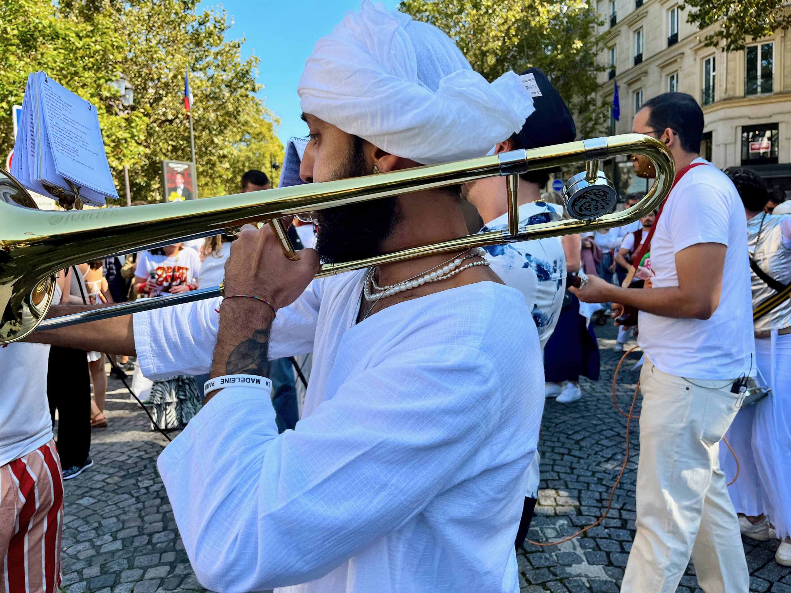 L’un des 600 musiciens répartis dans les 13 blocos qui a animé le défilé du Festival du lavage de la Madeleine, qui s’est déroulé dimanche 15 septembre dans les rues de Paris.