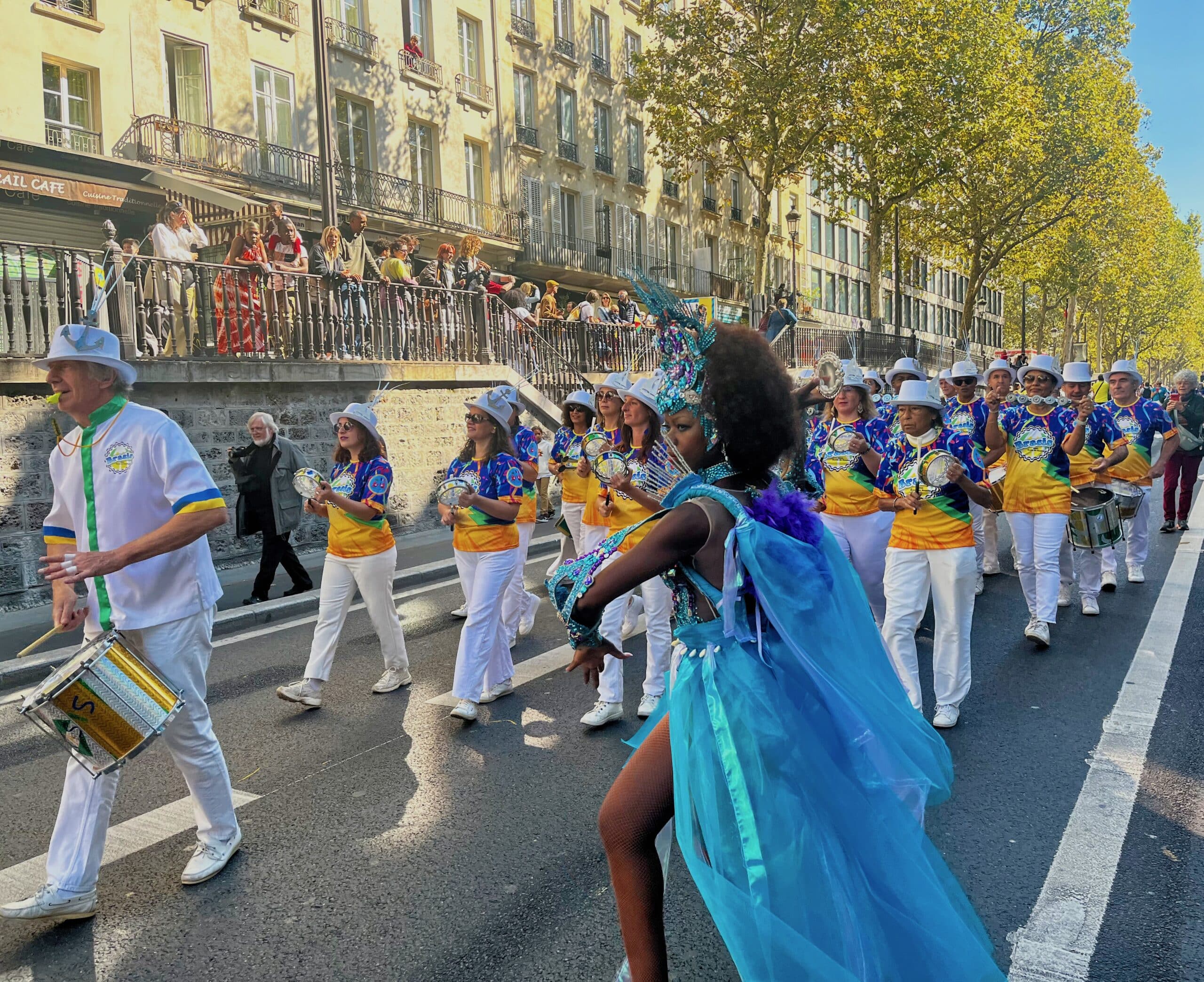 Mère de l’humanité qui unit tous les peuples, Iemanjá, l’orisha des mers, parade ce dimanche 15 septembre sur le boulevard Saint-Martin à Paris lors du Festival du lavage de la Madeleine.