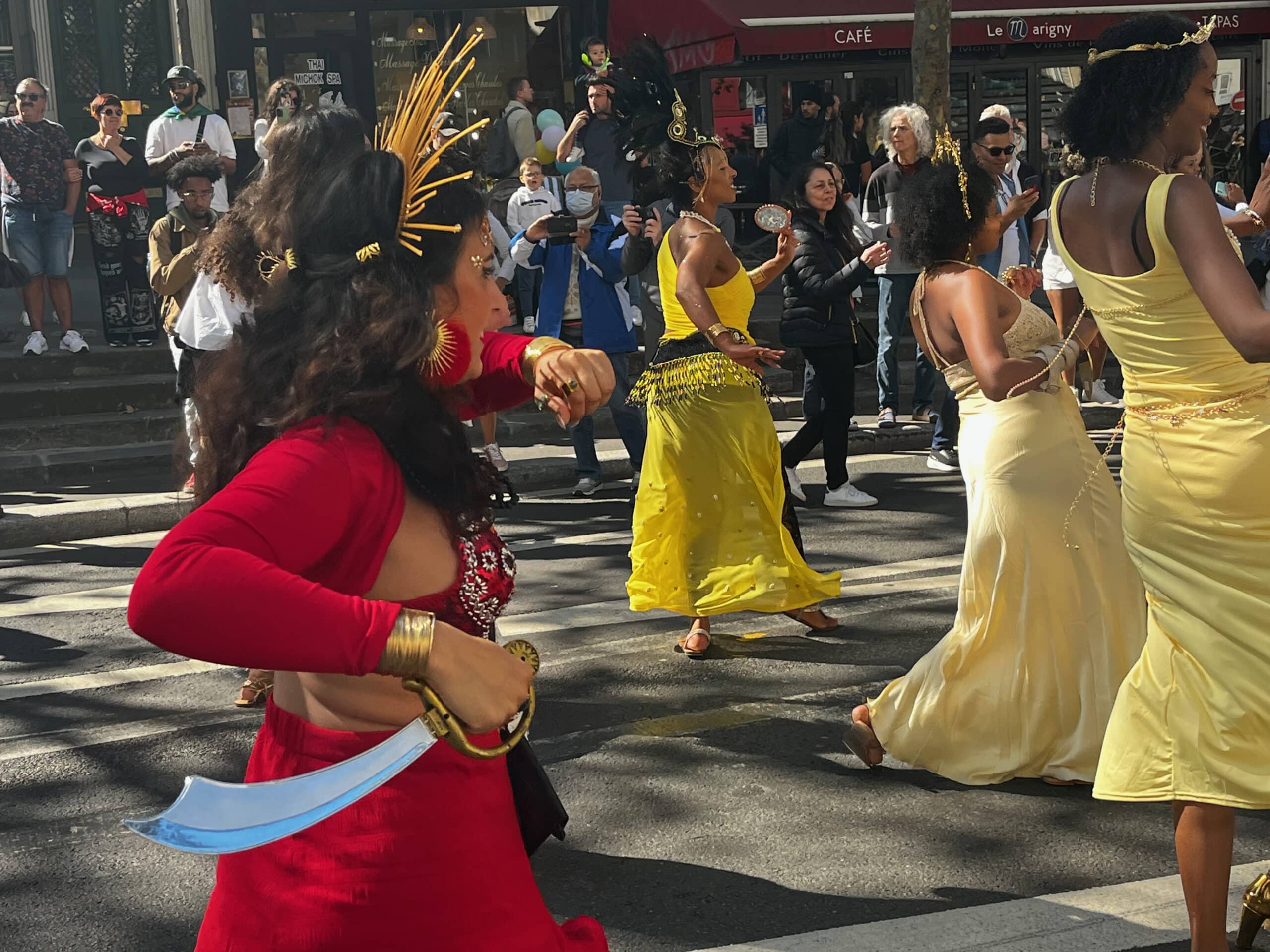 Parée de la tête aux pieds de couleur or, Oshun, l’orisha des rivières, des cascades et des eaux douces, personnifie la féminité, la sensualité et l’amour maternel. Paradant dimanche 15 septembre sur les Grands Boulevards lors du Festival du lavage de la Madeleine, elles ont subjugué les spectateurs.