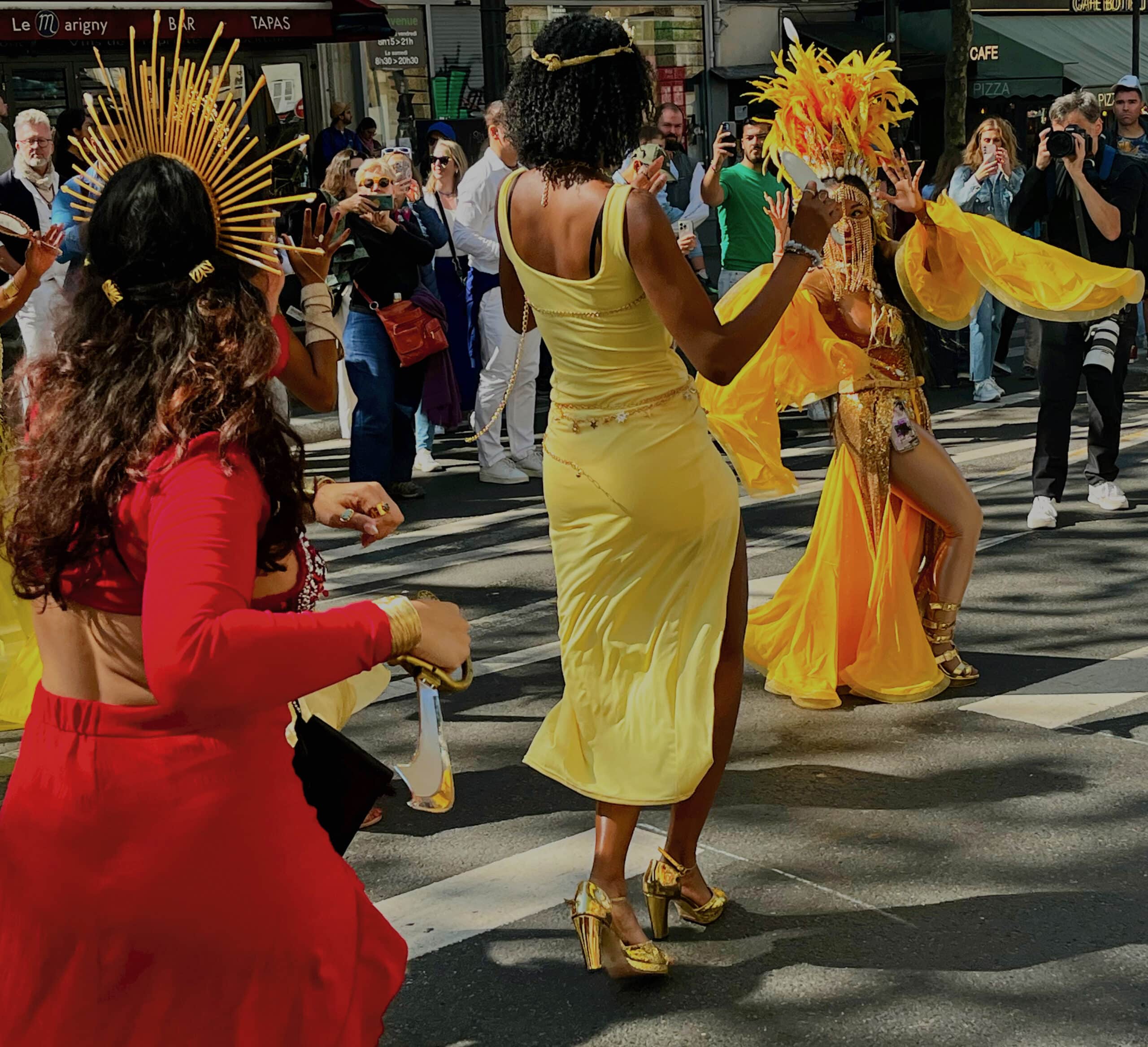 Parée de la tête aux pieds de couleur or, Oshun, l’orisha des rivières, des cascades et des eaux douces, personnifie la féminité, la sensualité et l’amour maternel. Paradant dimanche 15 septembre sur les Grands Boulevards lors du Festival du lavage de la Madeleine, elles ont subjugué les spectateurs.