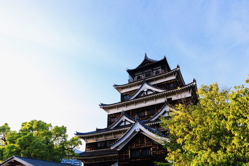 Hiroshima, Japan - May, 21, 2023: The Hiroshima Castle, also know as the Carp Castle, was built in the 1590s, destroyed in the atomic bombing attack in  1945, and rebuilt in 1948. It´s an original replica, and also serves as a museum telling the history of Hiroshima before the WWII./Hiroshima, Japon - 21 mai 2023 : Le château d'Hiroshima, également connu sous le nom de château de la Carpe, a été construit dans les années 1590, détruit lors du bombardement atomique de 1945, puis reconstruit en 1948. Il s'agit d'une réplique originale qui sert également de musée retraçant l'histoire d'Hiroshima avant la Seconde Guerre mondiale.