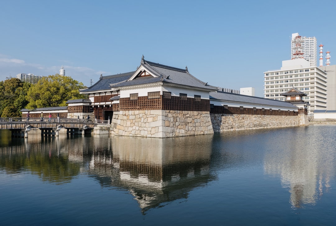 Hiroshima-Castle-ville-chateau-douve-moderne