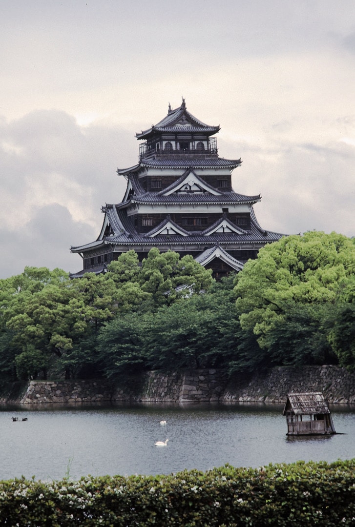 Hiroshima-Castle-ville-chateau-douve.jpeg