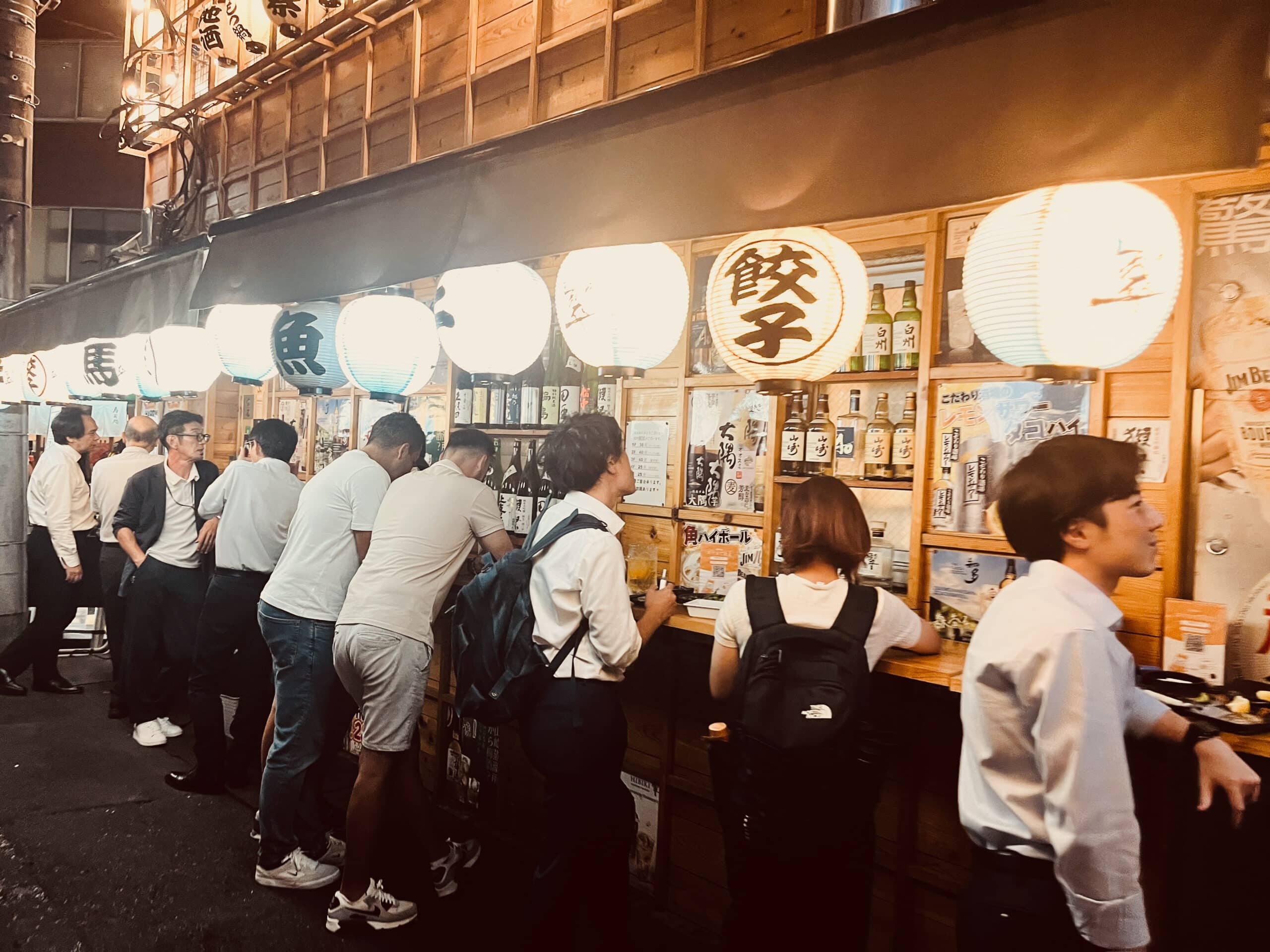 Japon-Tokyo-by-night-last-drink-Shinbashinishiguchi-street-Shimbashi-quartier