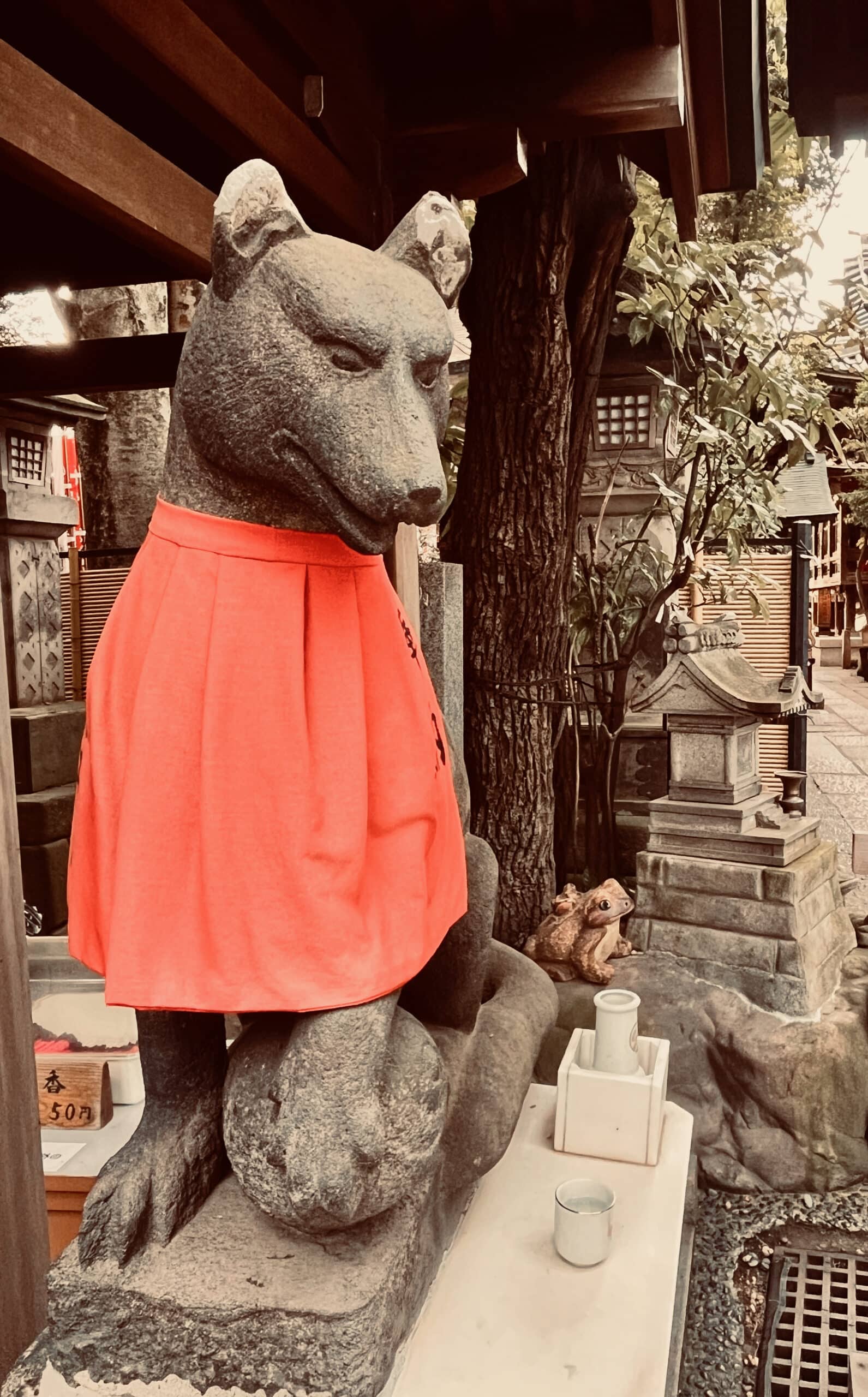 Japon-Tokyo-Toyokawa-Temple-bouddhiste-shinto-Toyokawa-Inari-renard-grenouille