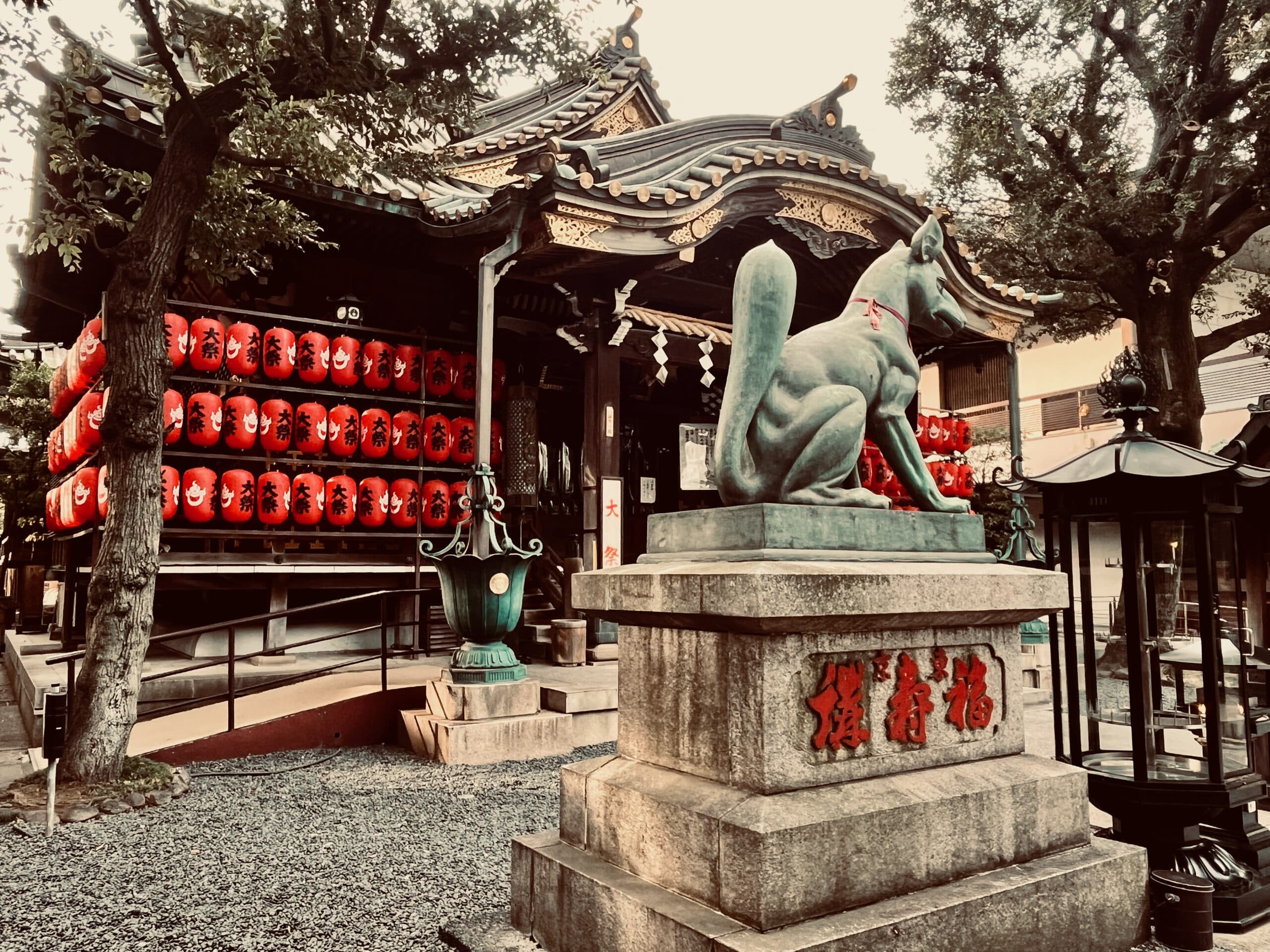 Japon-Tokyo-Toyokawa-Temple-bouddhiste-shinto-Toyokawa-Inari-renards-grenouille