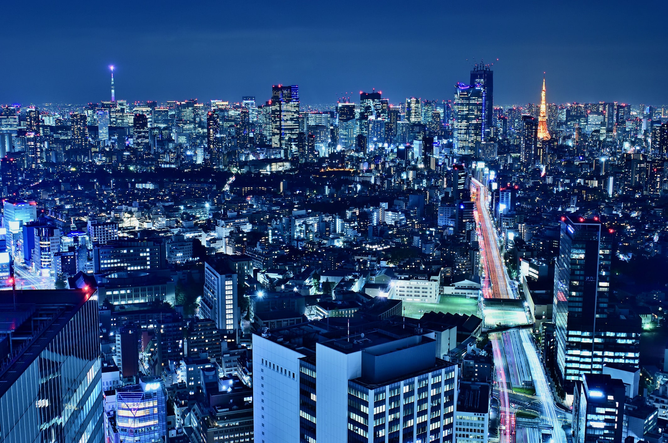From Shibuya Sky, an observation facility at Shibuya Scramble Square, a new landmark in Shibuya, Tokyo, you can enjoy a spectacular 360 degree view. ; Japon-Tokyo-by-night-Tokyo-Tower-gratte-ciel-Shibuya-Scramble-Square-Shibuya-Tokyo-Sky-Tree-
