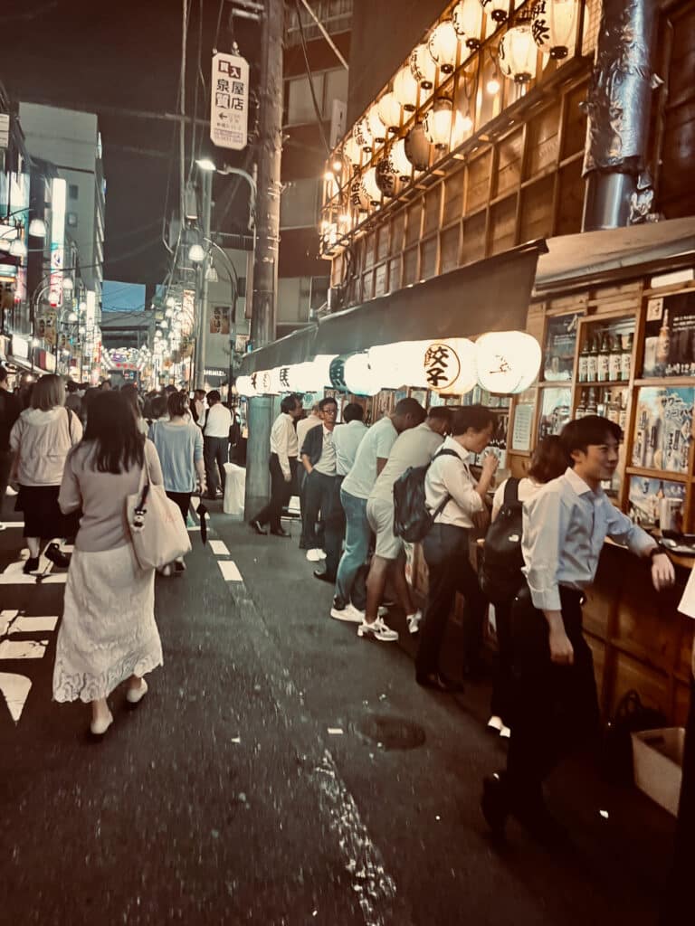 Japon-Tokyo-by-night-last-drink-Shinbashinishiguchi-street-Shimbashi-district